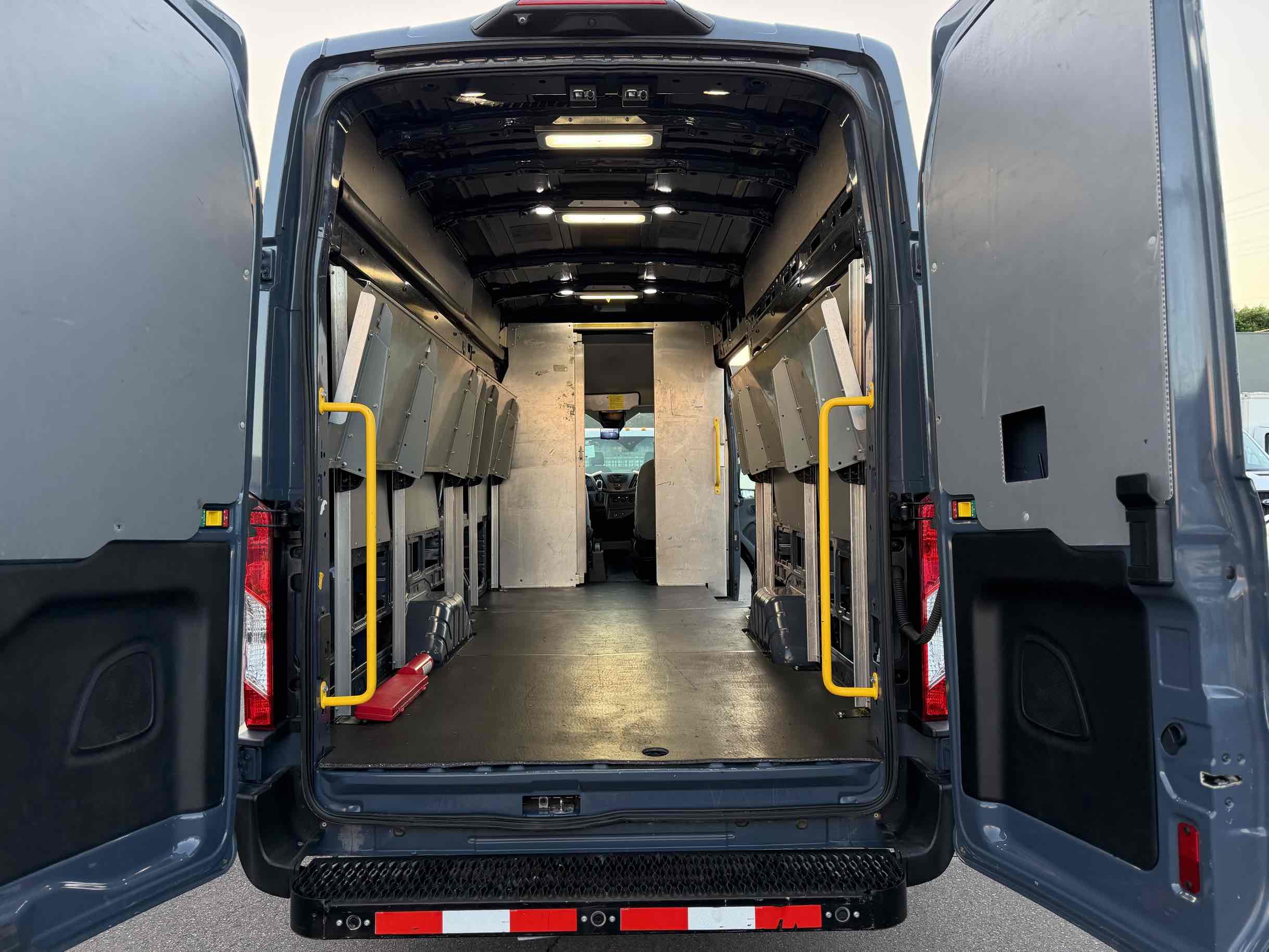 Ford Transit photo 8