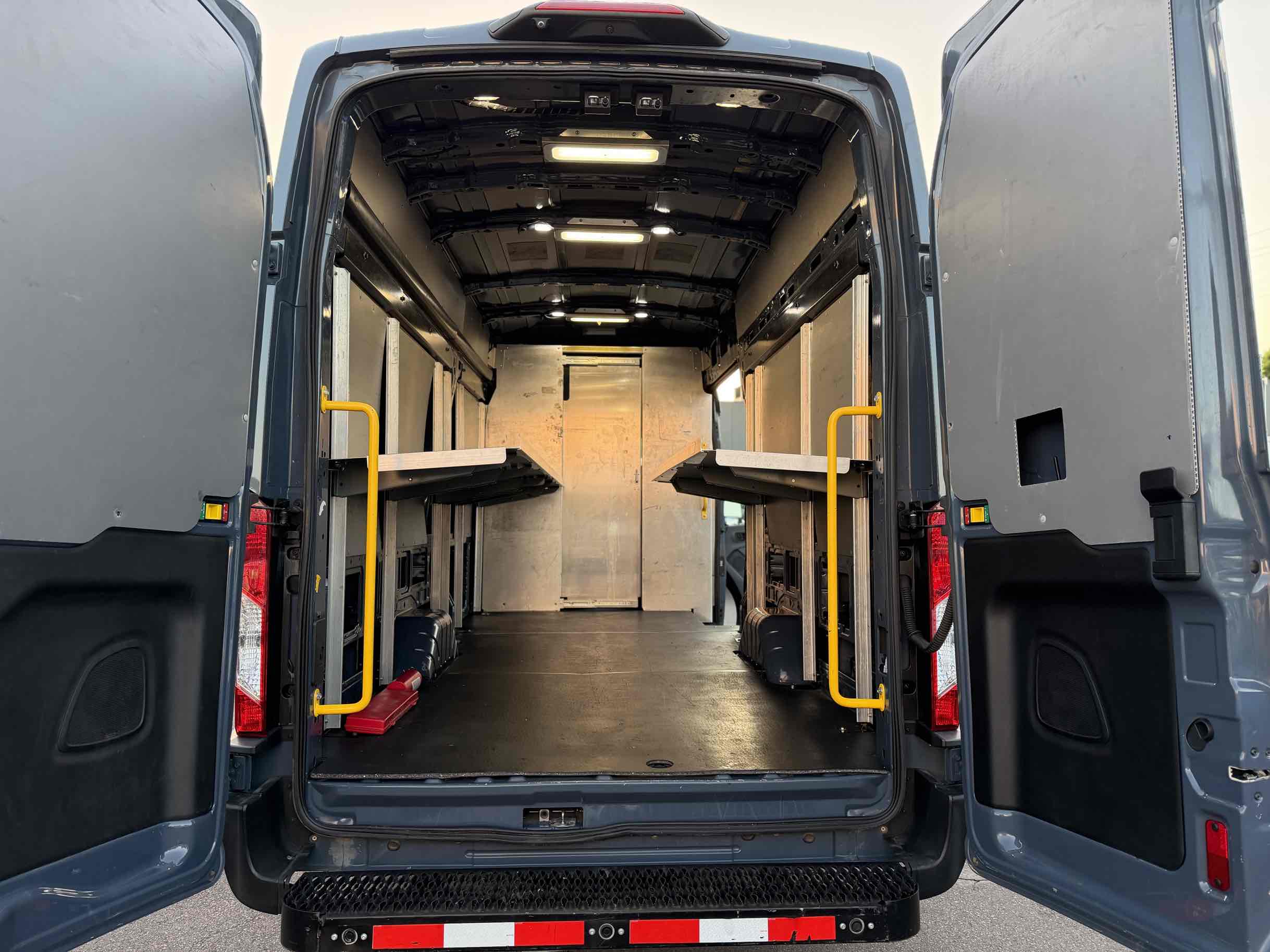 Ford Transit photo 11