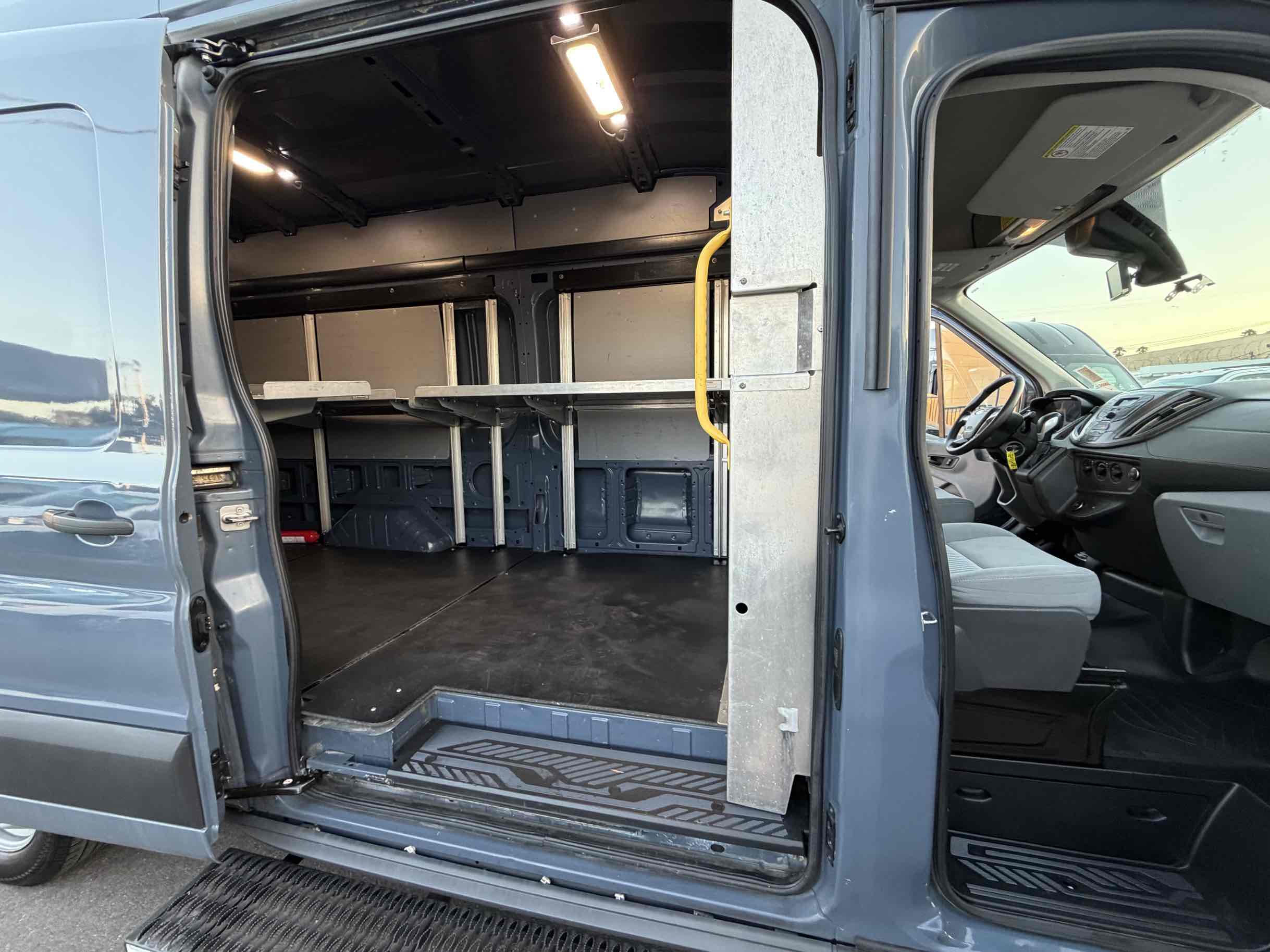 Ford Transit photo 12