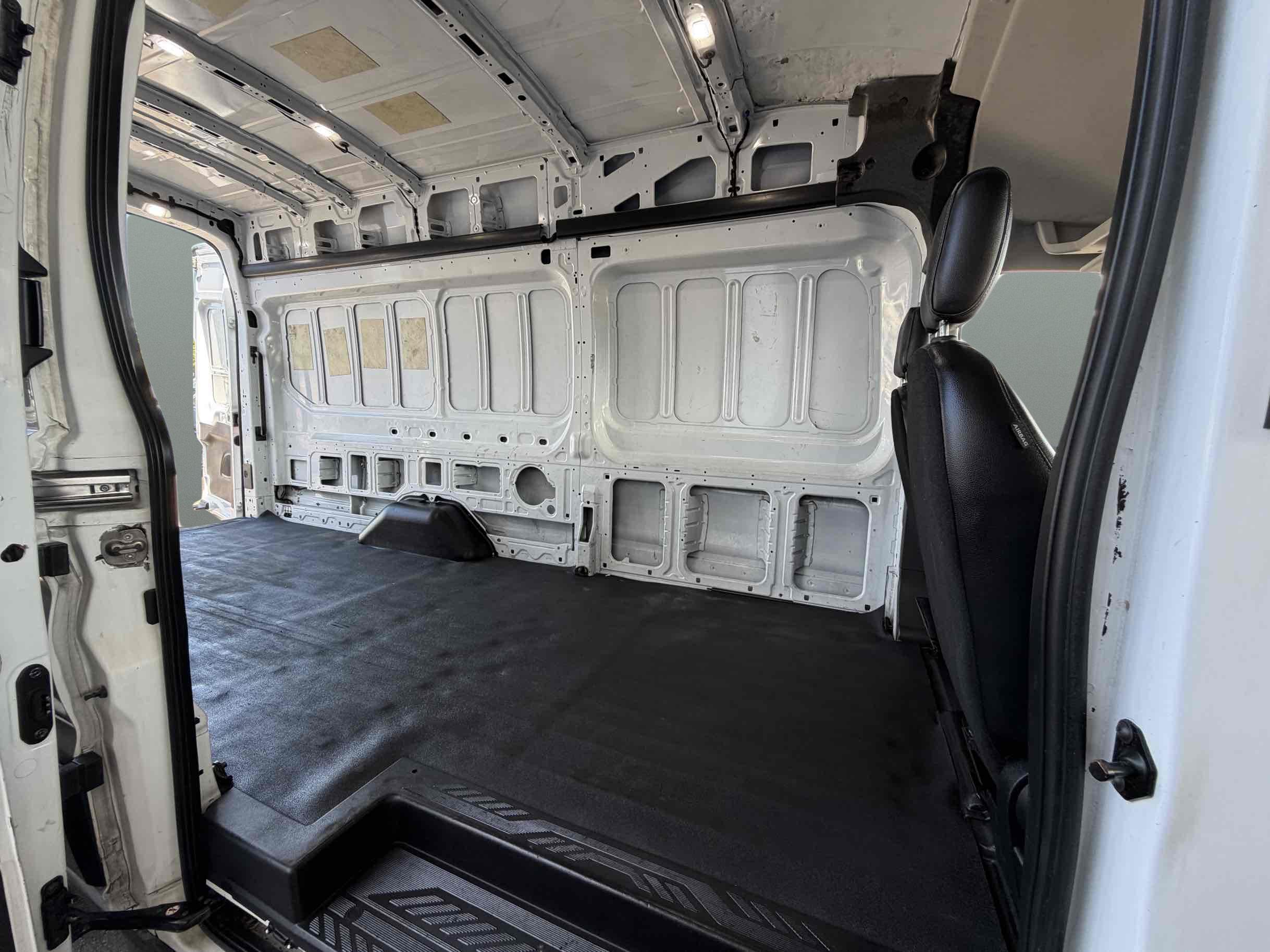 Ford Transit photo 11