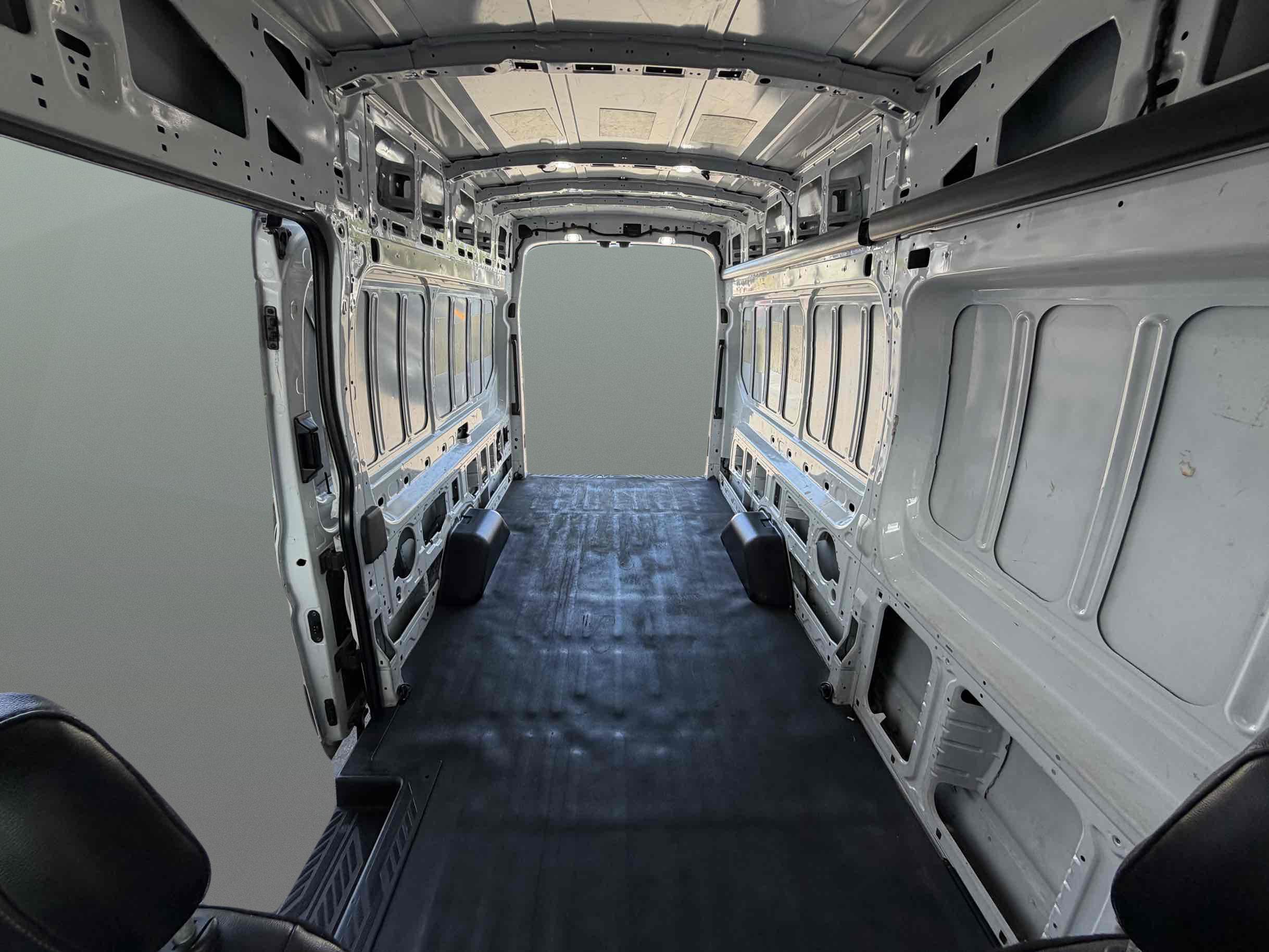 Ford Transit photo 12