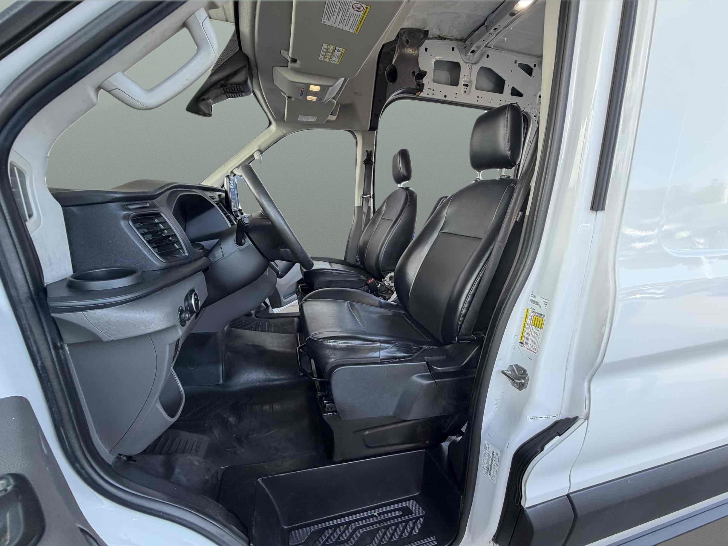 Ford Transit photo 13