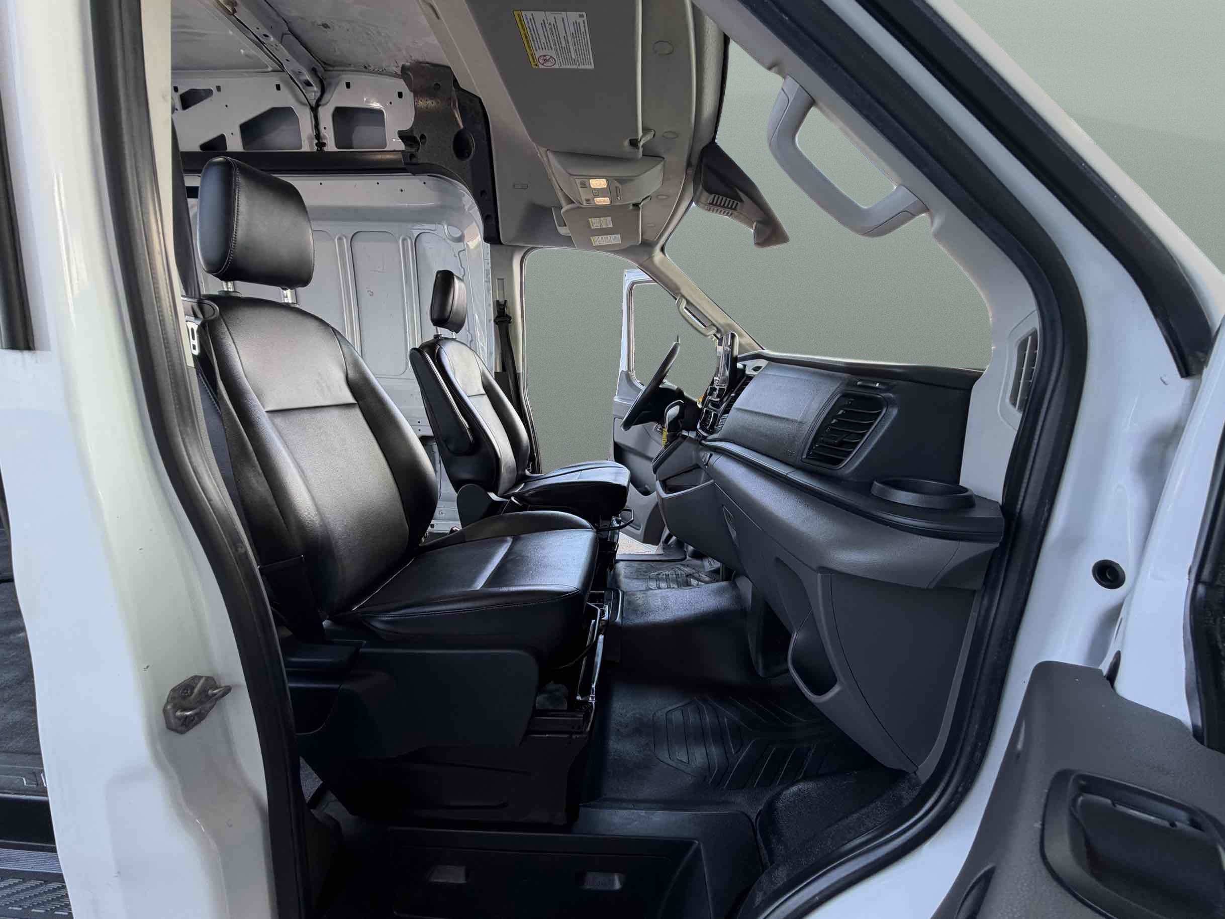 Ford Transit photo 14