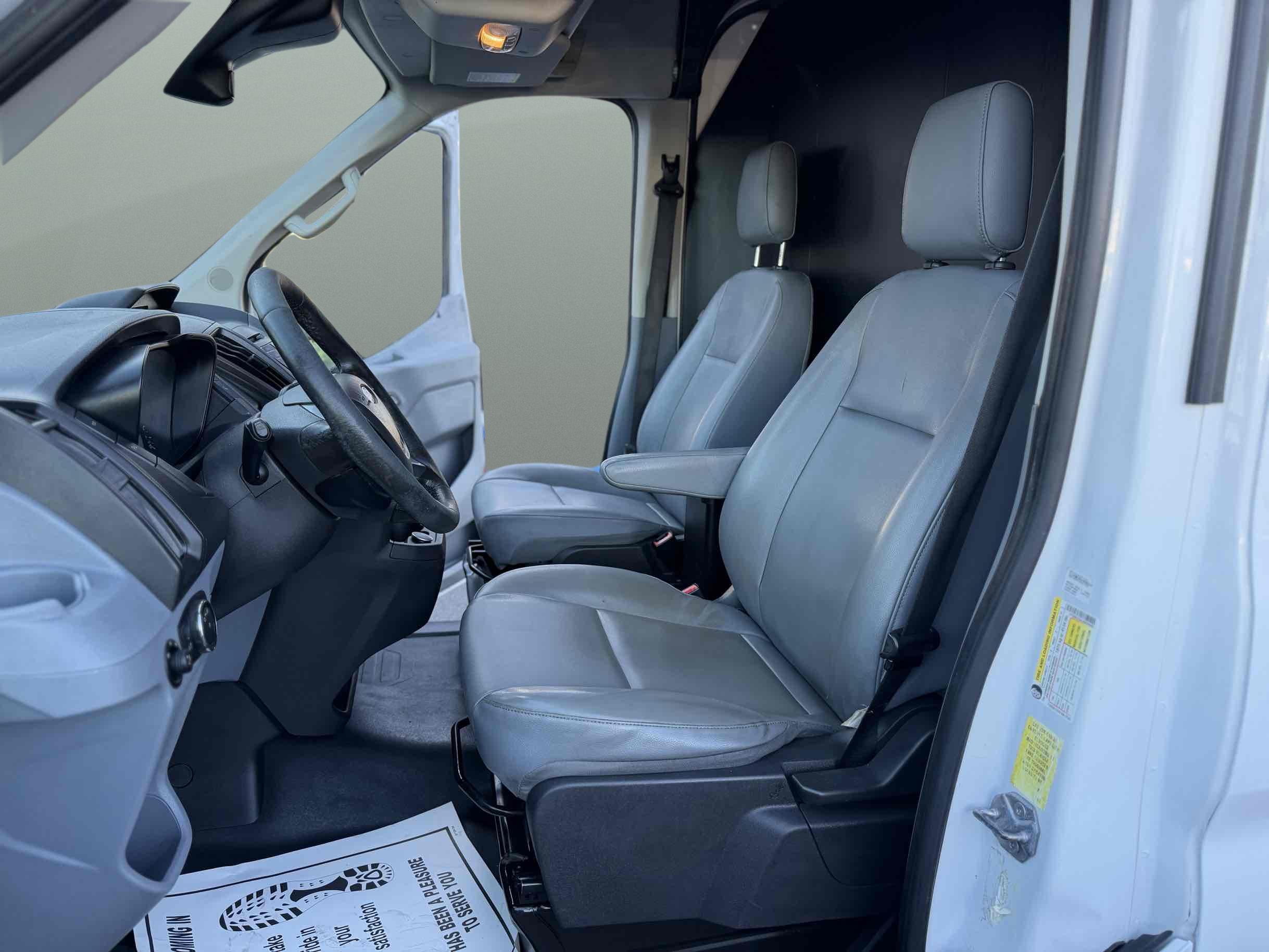 Ford Transit photo 24