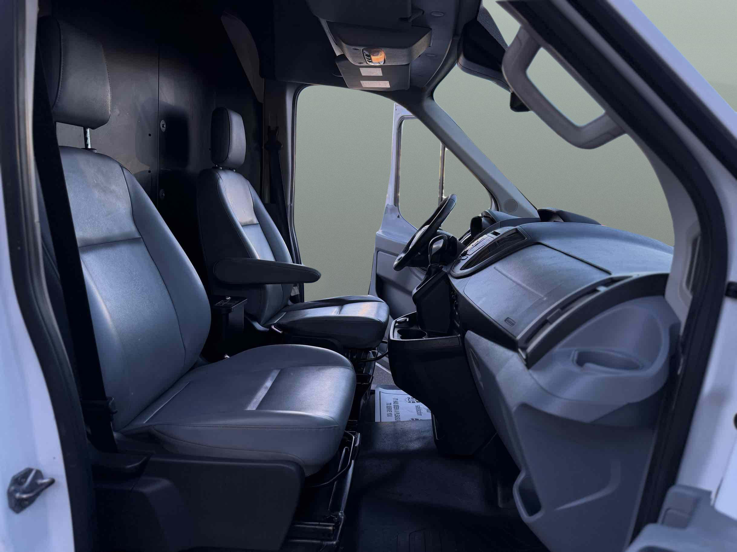 Ford Transit photo 25