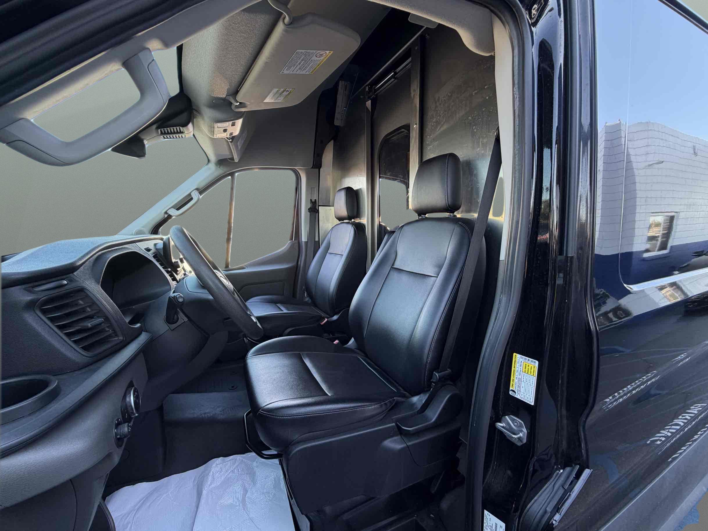 Ford Transit photo 14