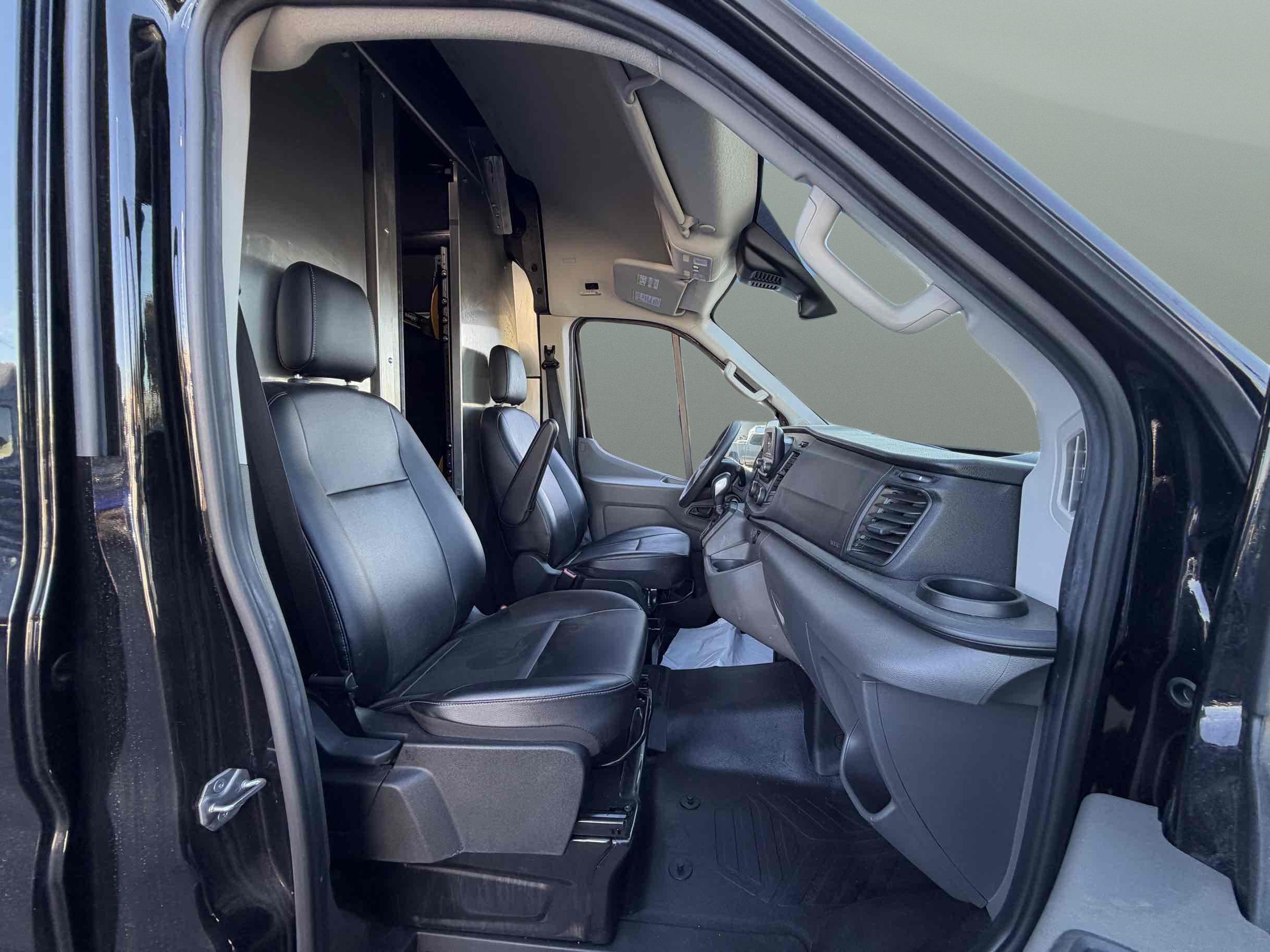Ford Transit photo 15