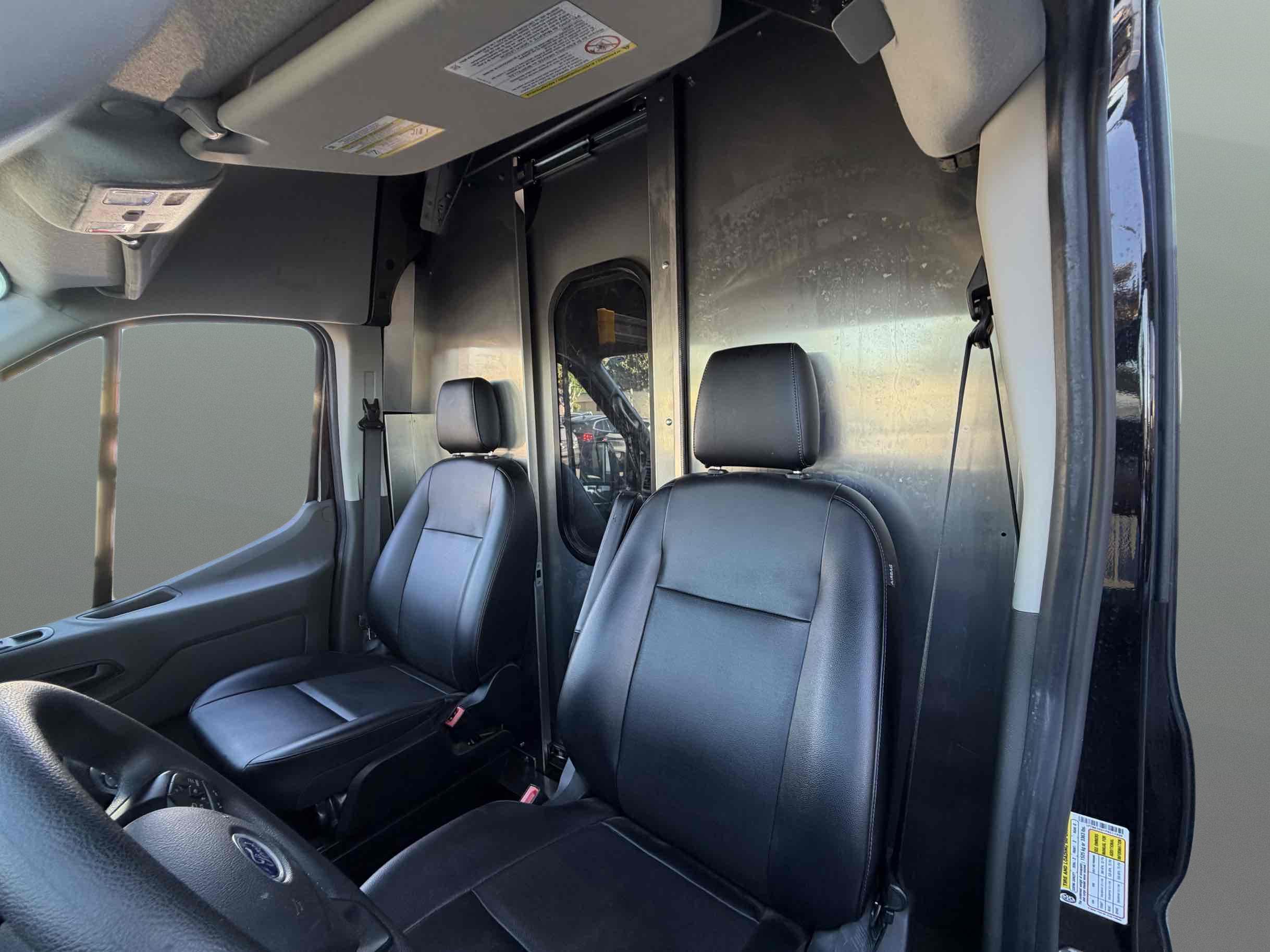Ford Transit photo 16