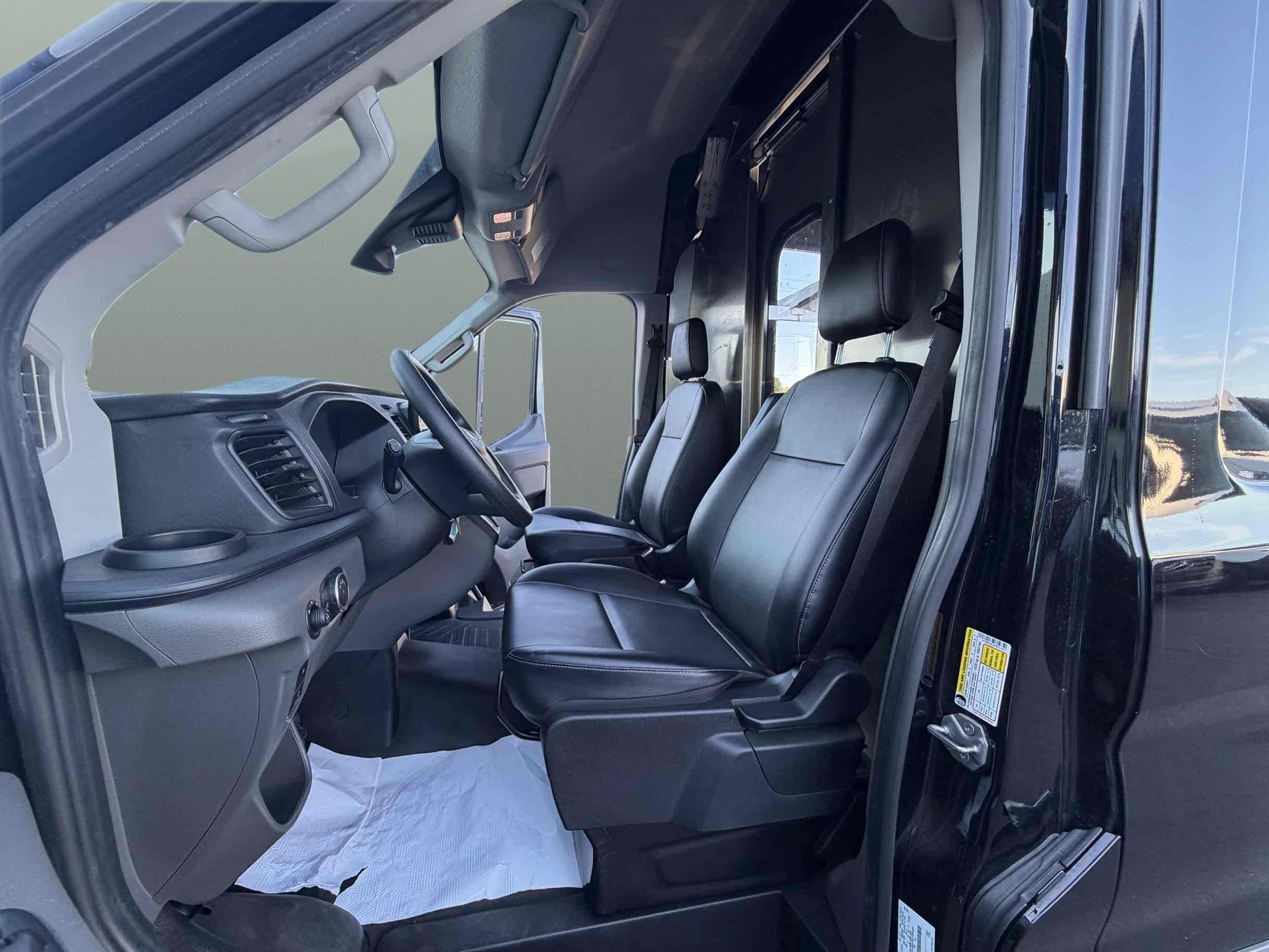 Ford Transit photo 15