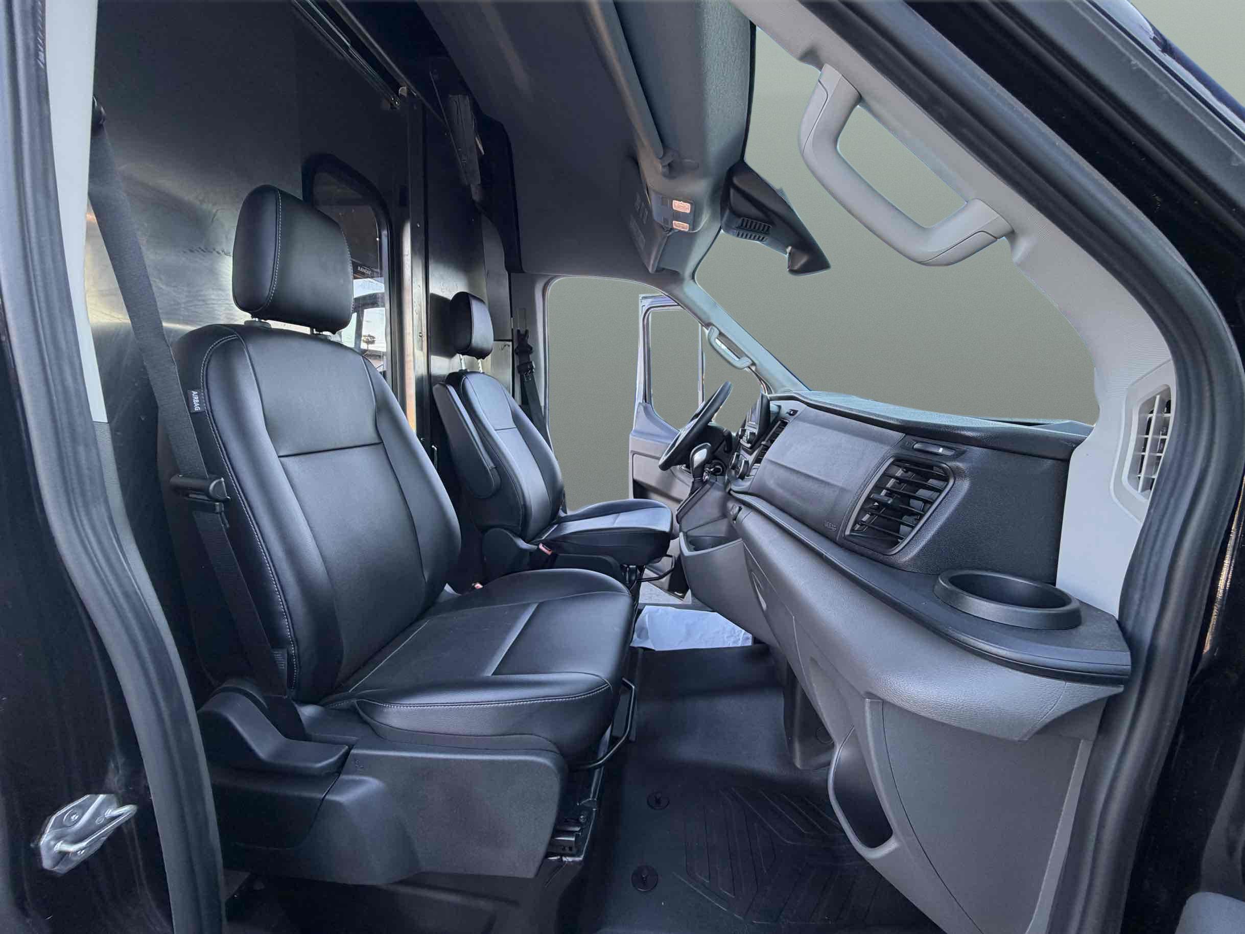Ford Transit photo 16