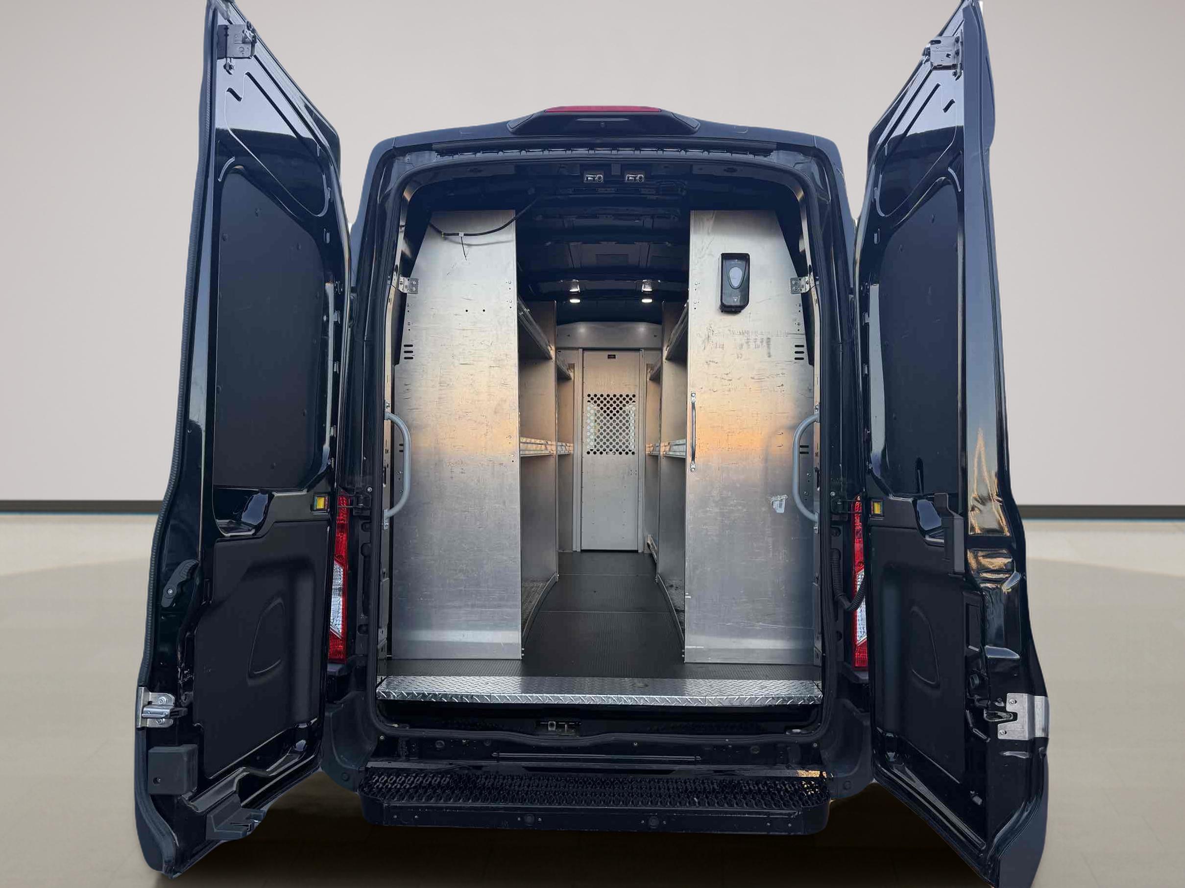 Ford Transit photo 9
