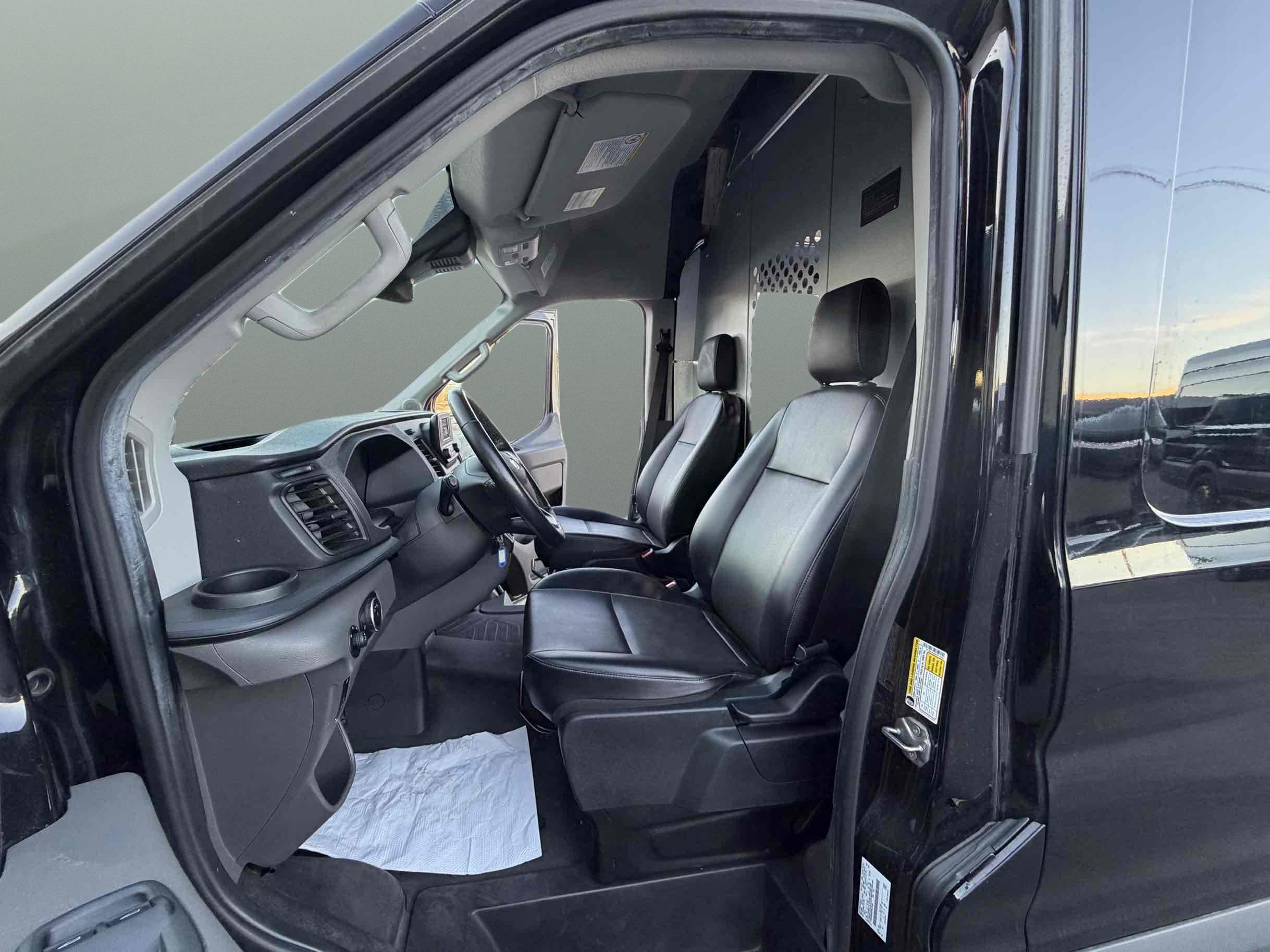 Ford Transit photo 19