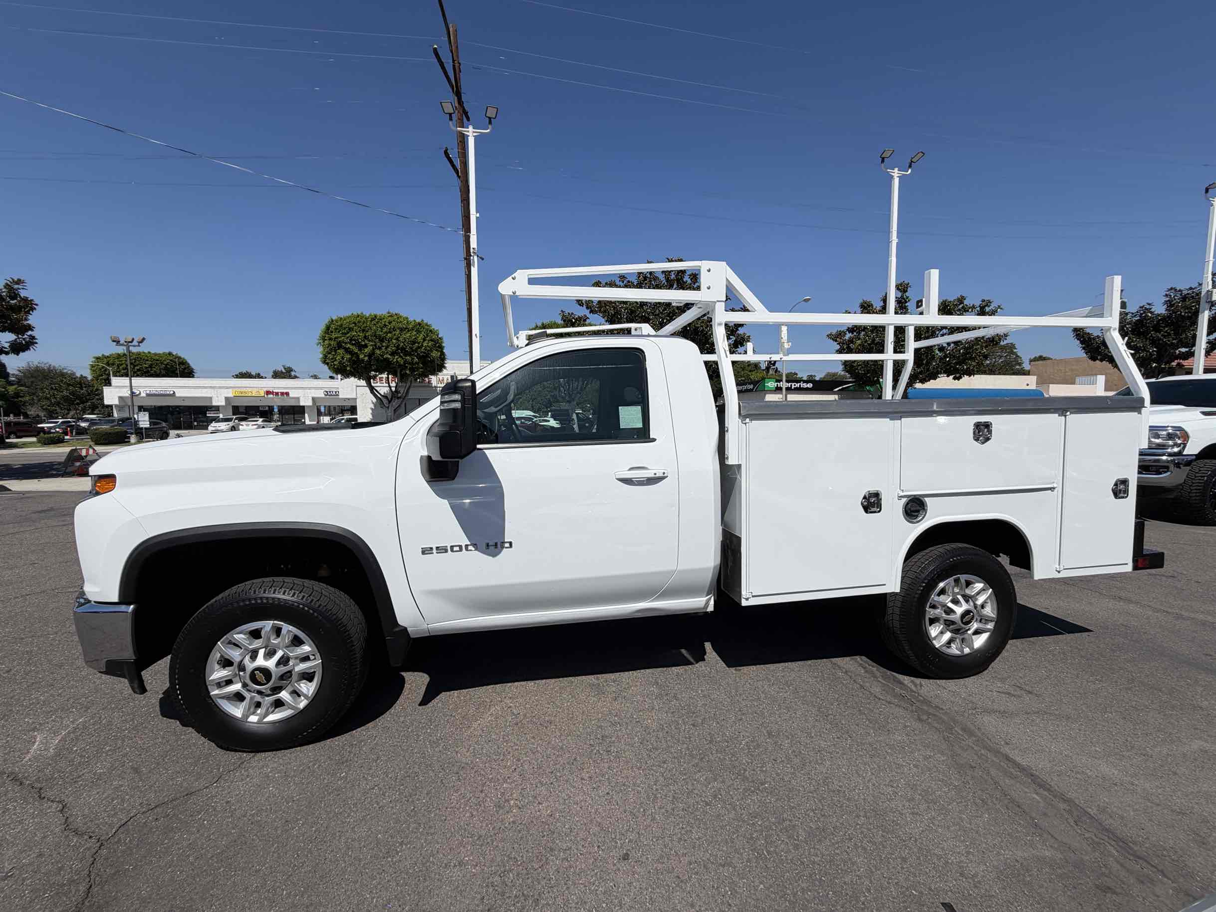 Chevrolet Silverado photo 2