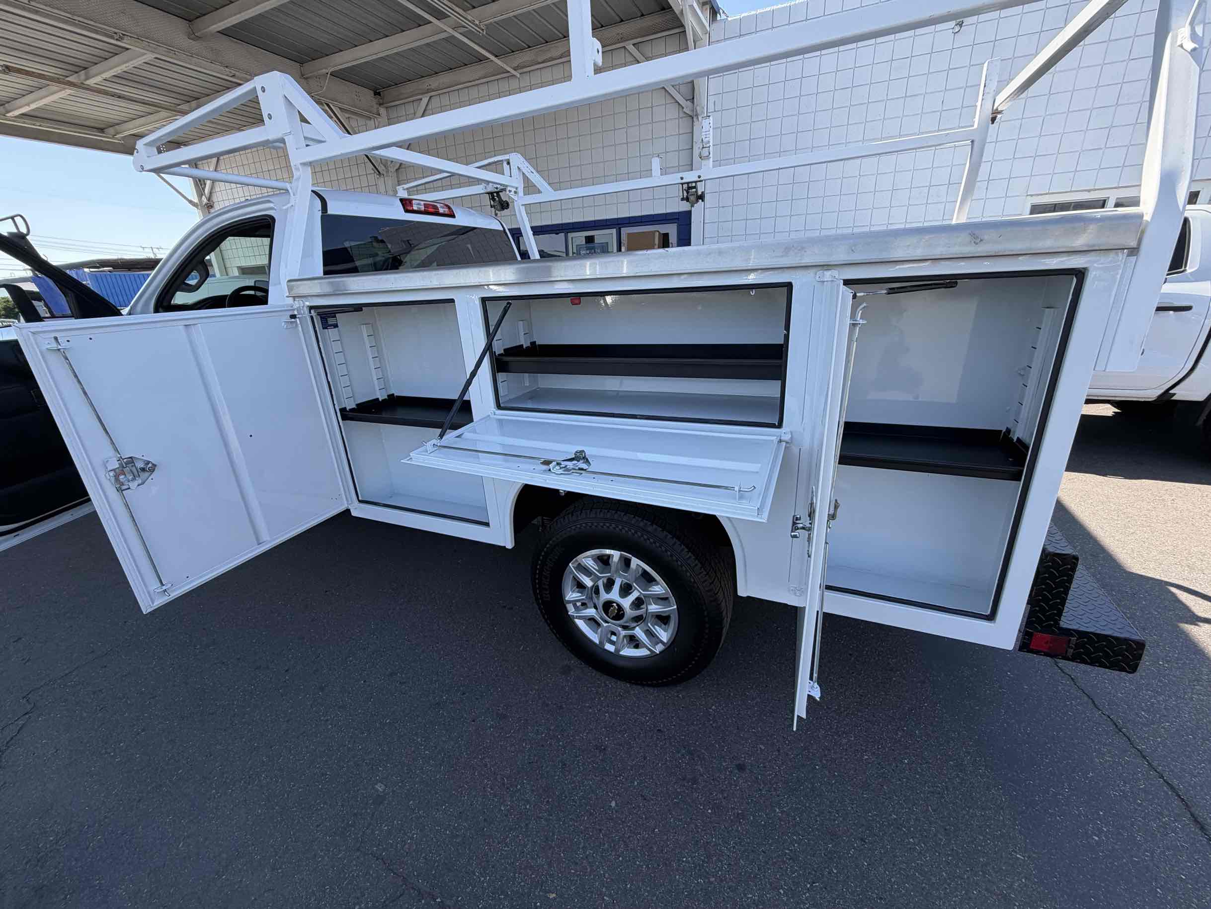 Chevrolet Silverado photo 3
