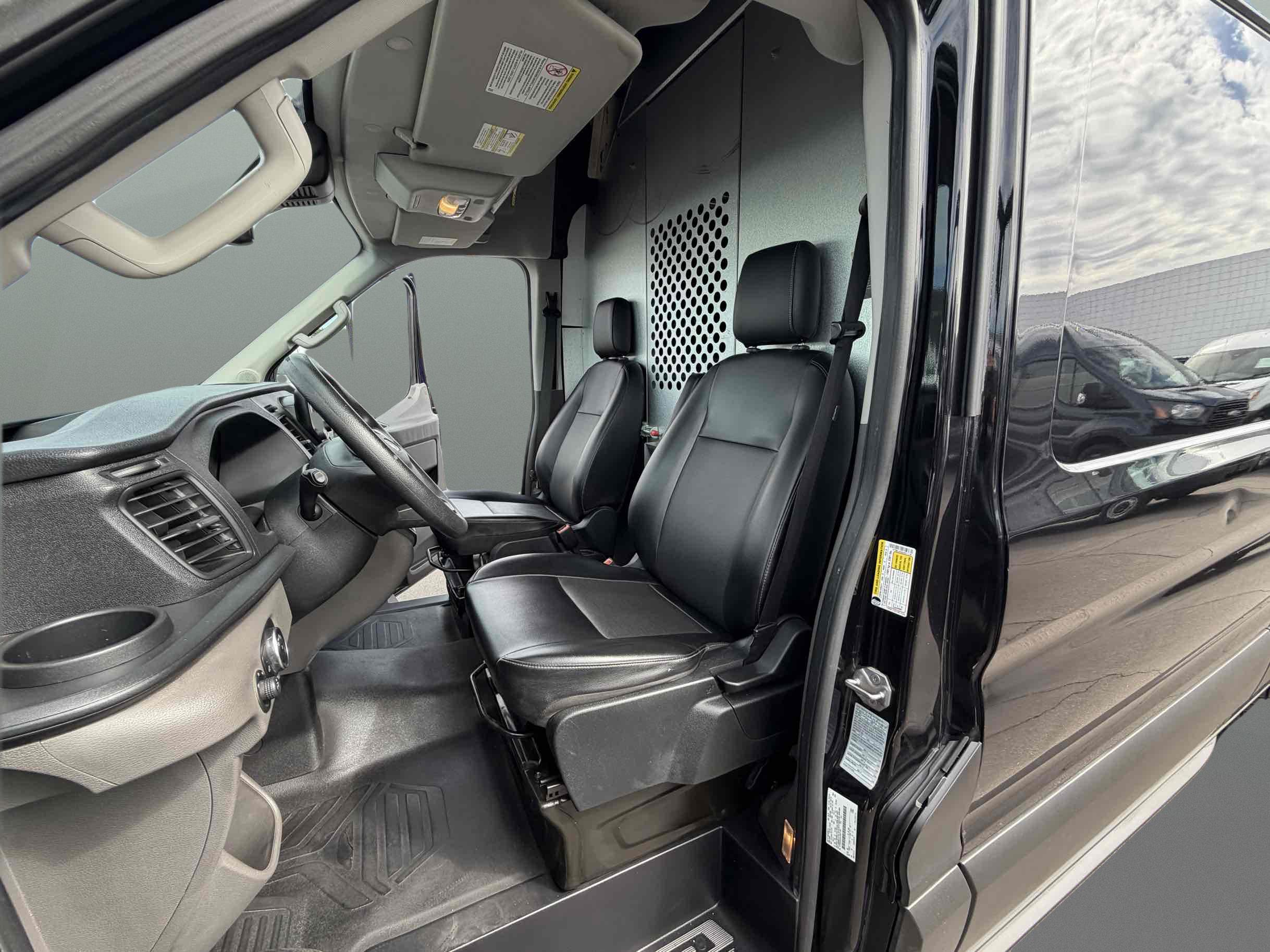 Ford Transit photo 16