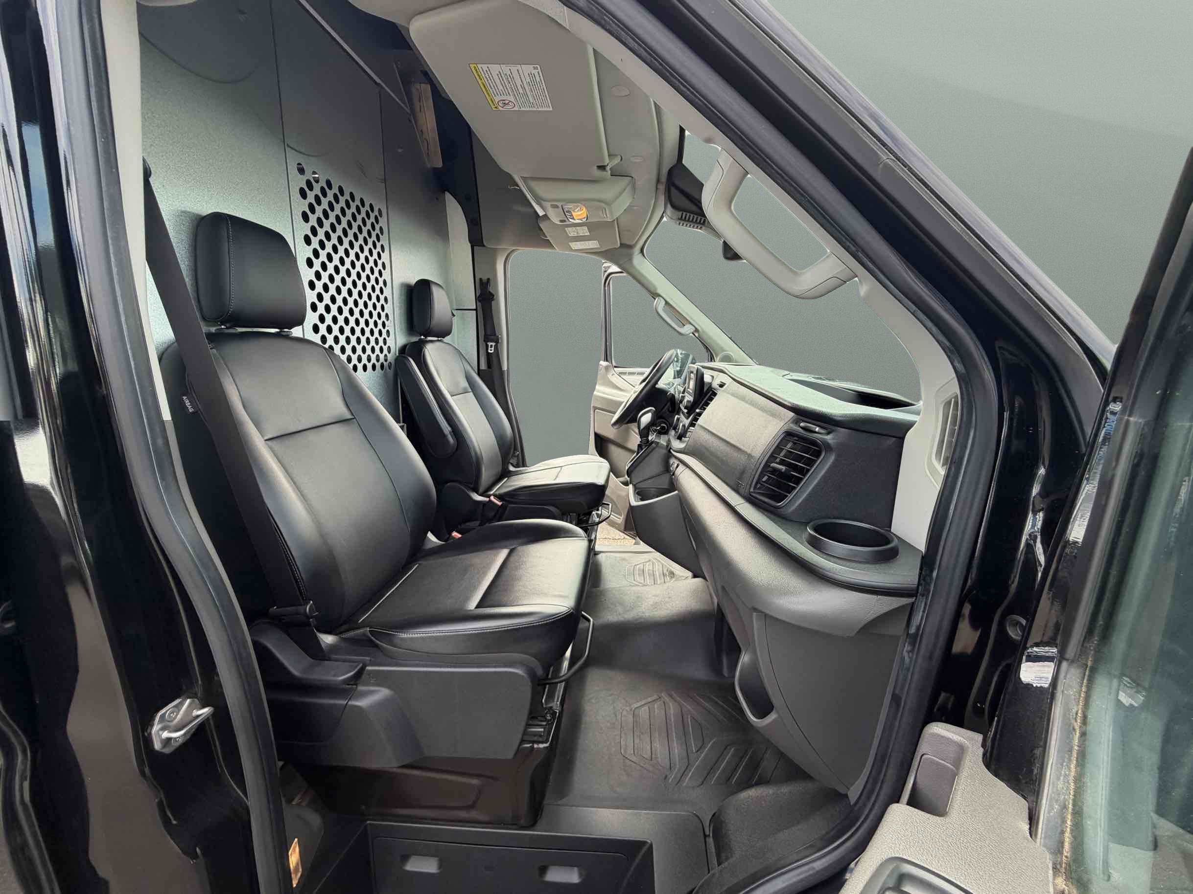 Ford Transit photo 17