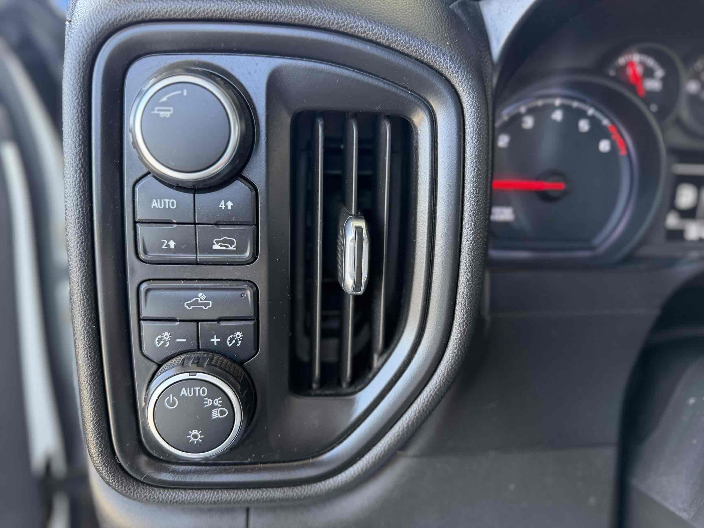 Chevrolet Silverado photo 18