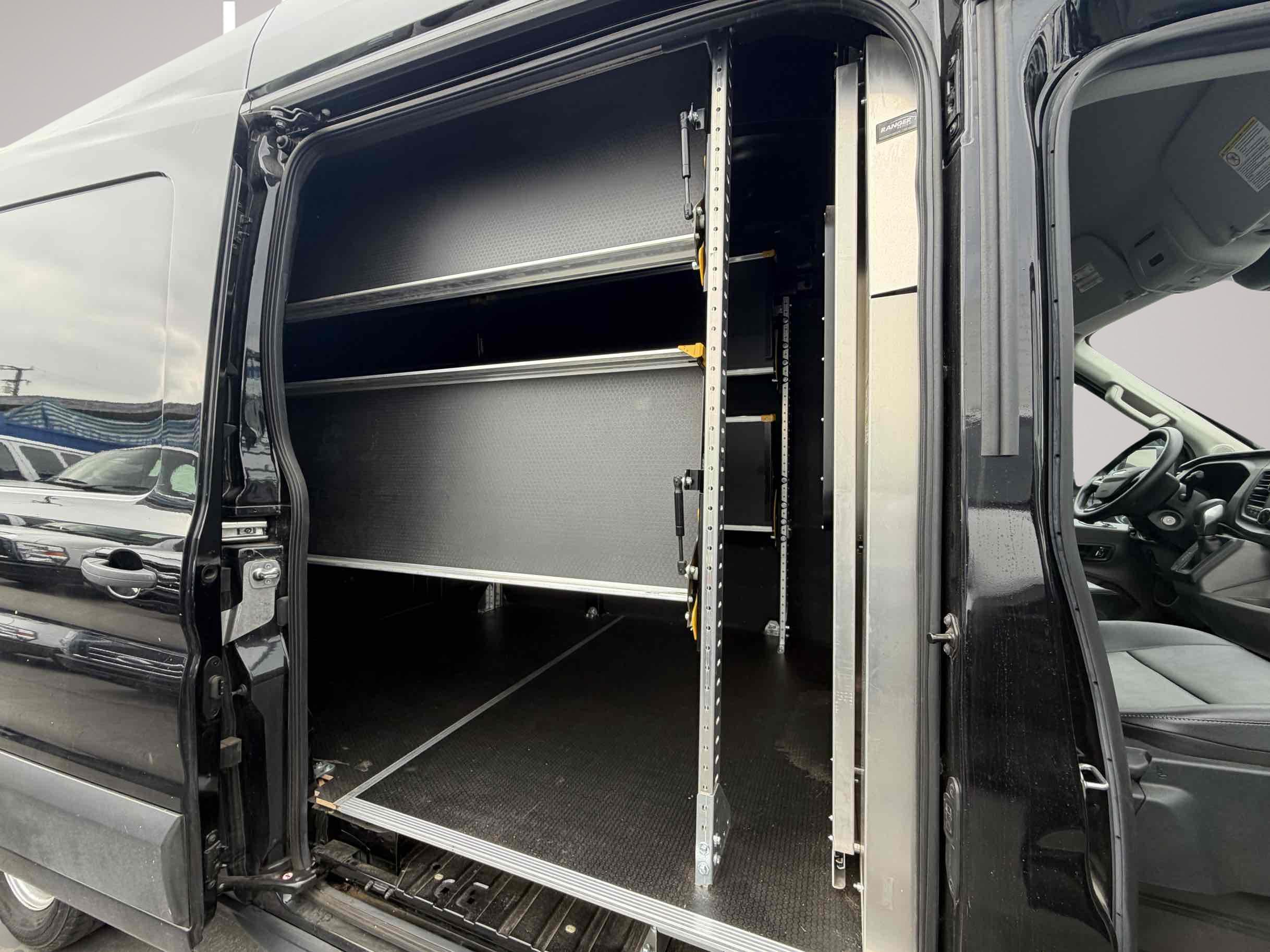 Ford Transit photo 8
