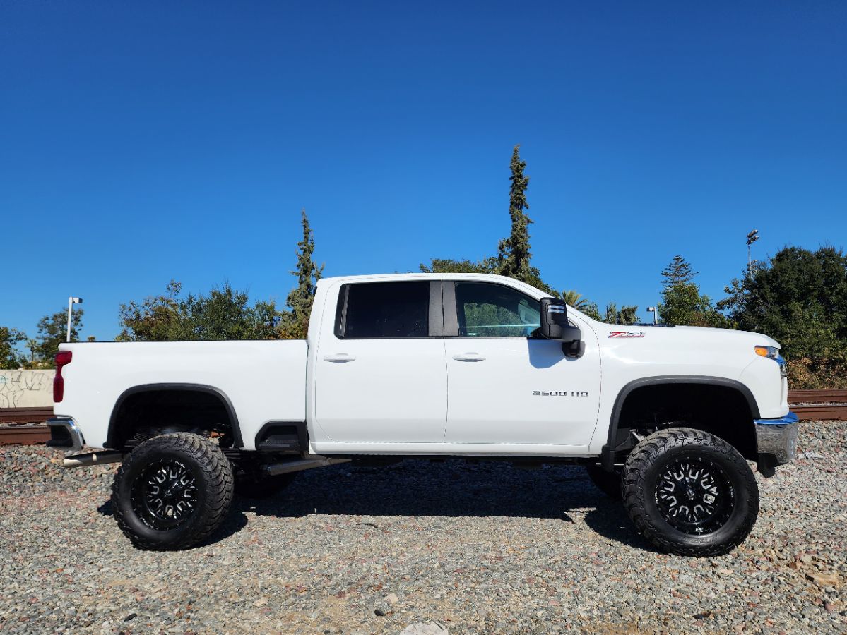 2021 Chevrolet Silverado 2500HD LT photo 3