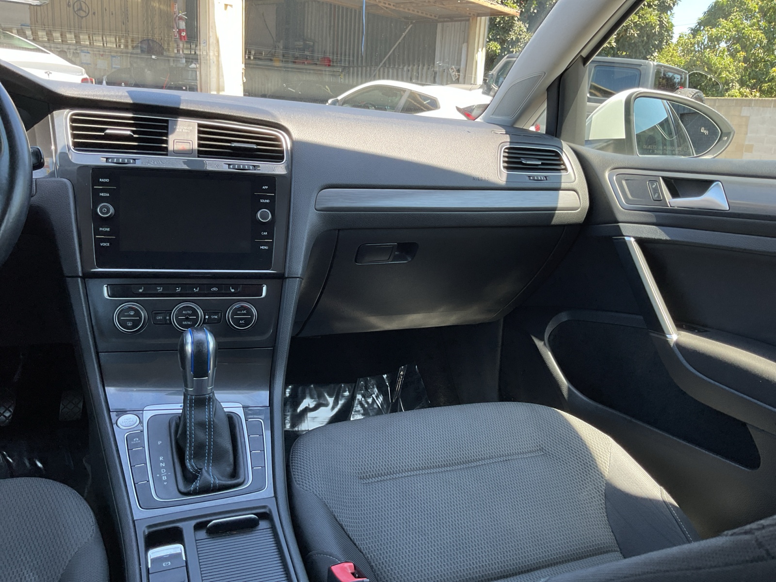 2019 Volkswagen e-Golf SE photo 18
