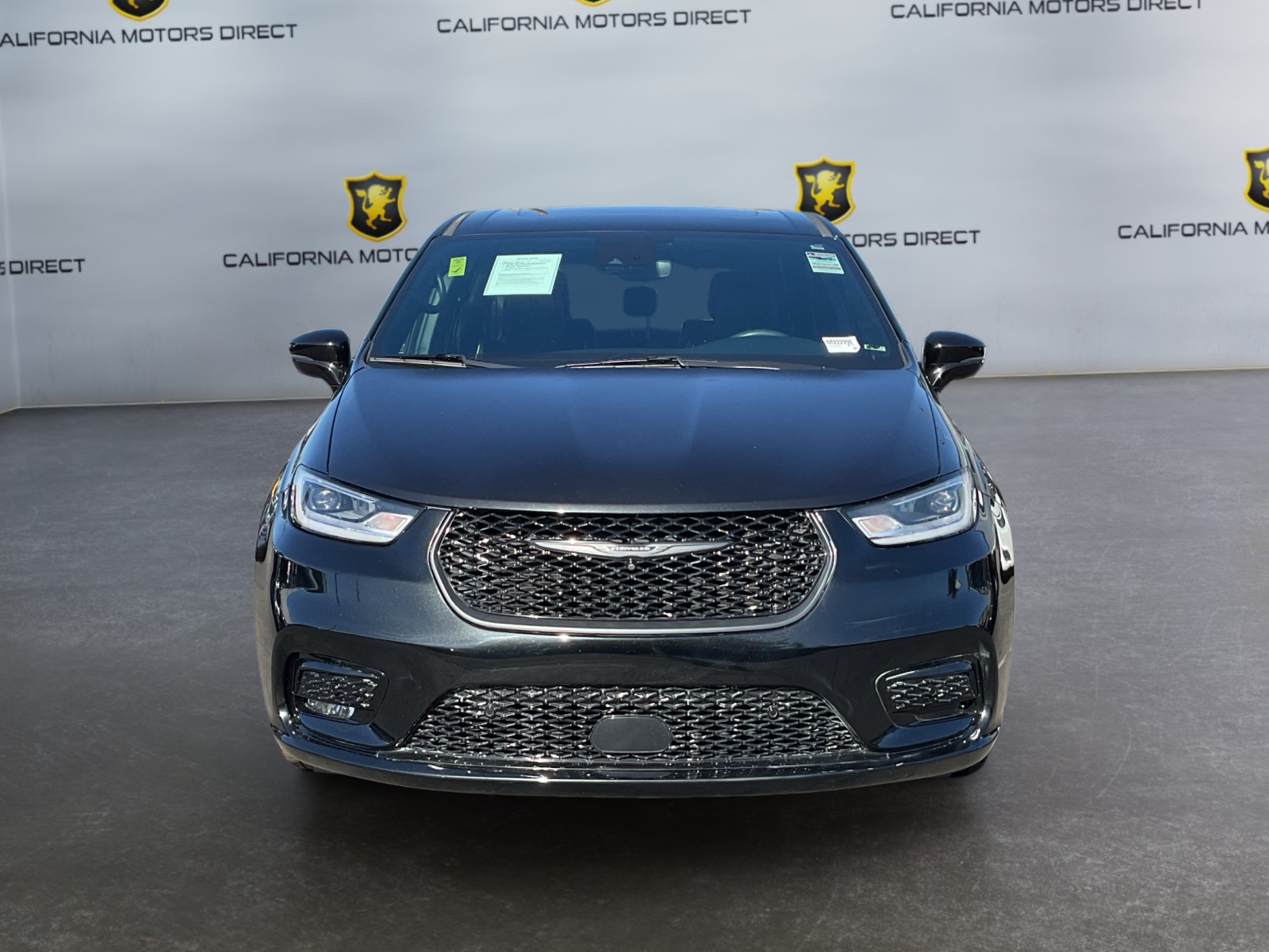 Chrysler Pacifica photo 2