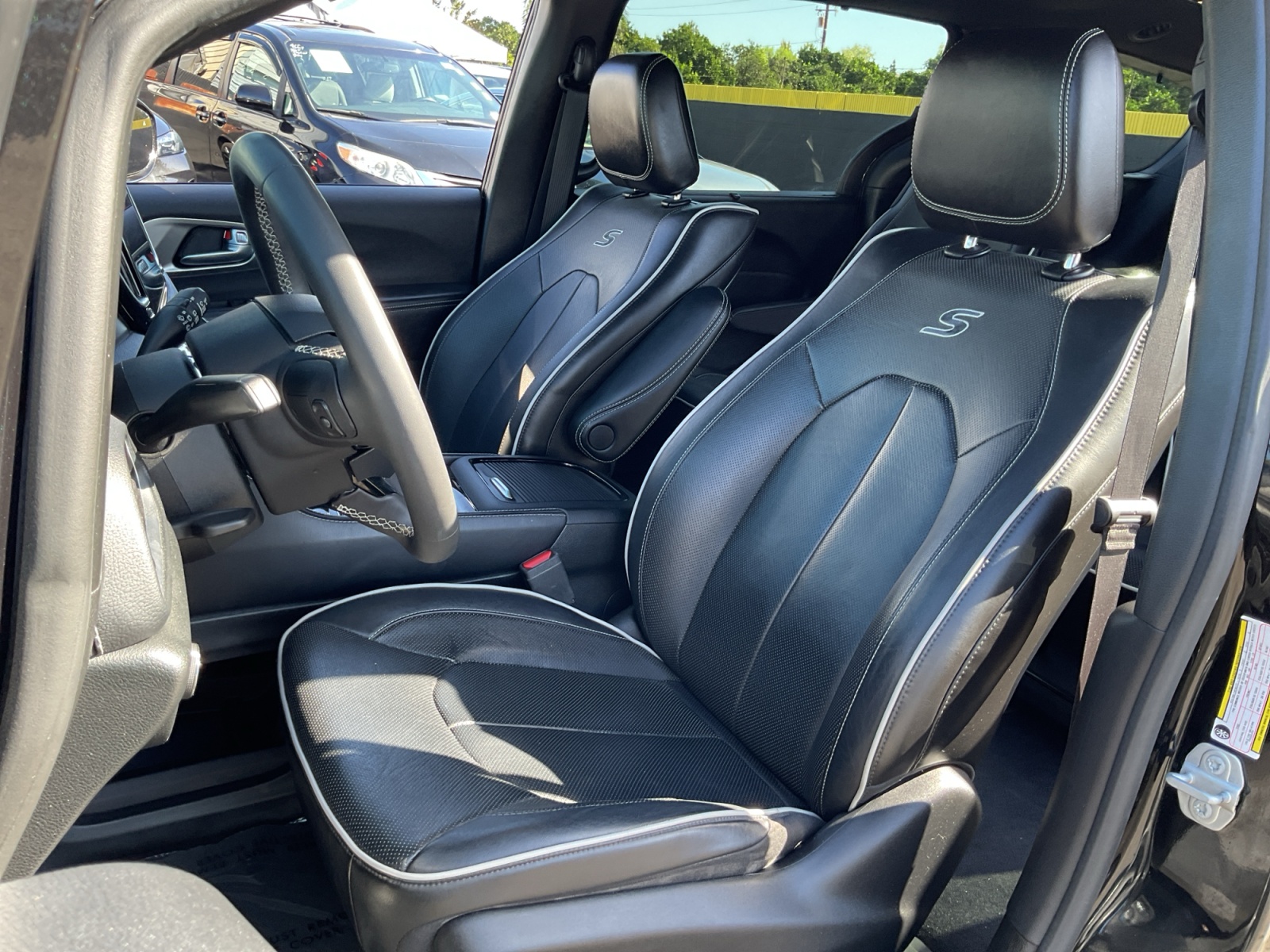 Chrysler Pacifica photo 18
