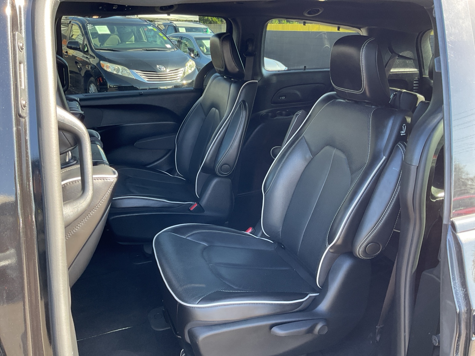 Chrysler Pacifica photo 19