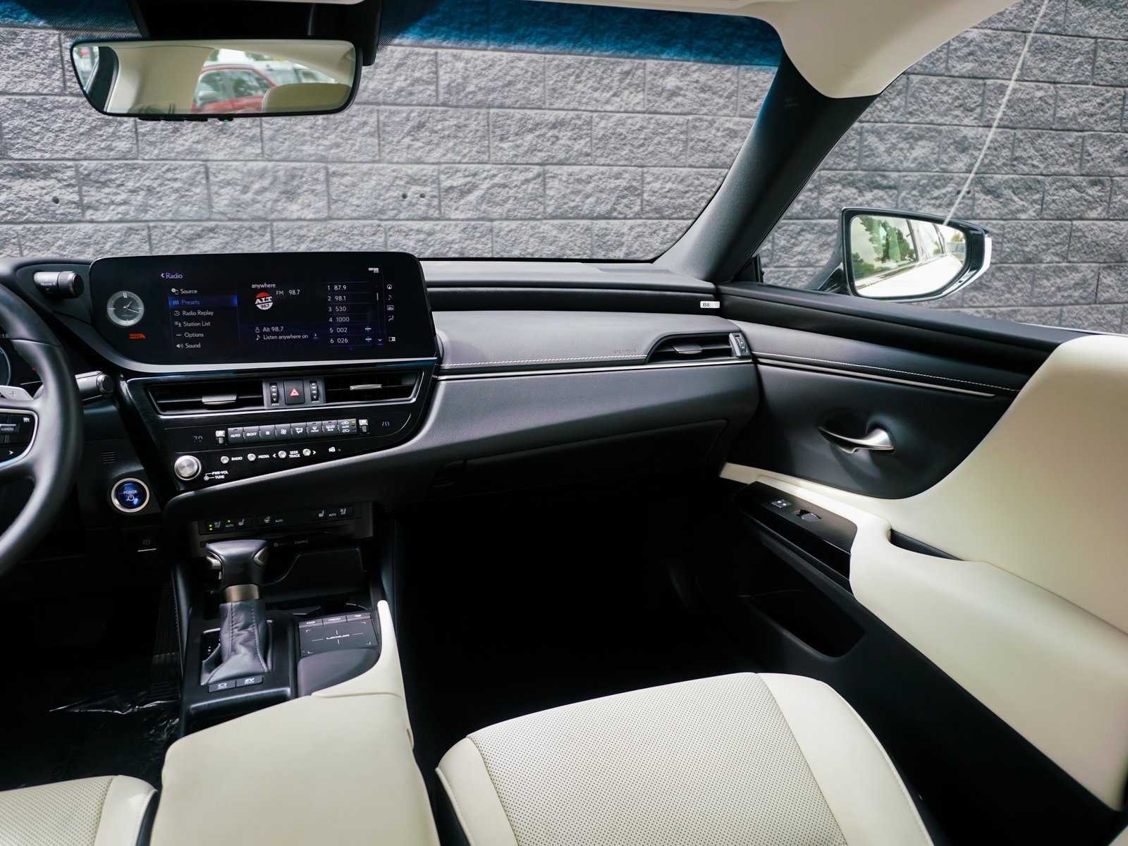 Sold 2022 Lexus ES 300h 300h in Montclair