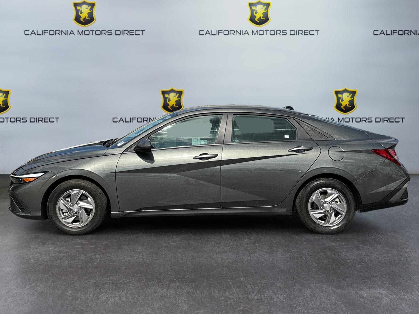2025 Hyundai Elantra SE photo 3