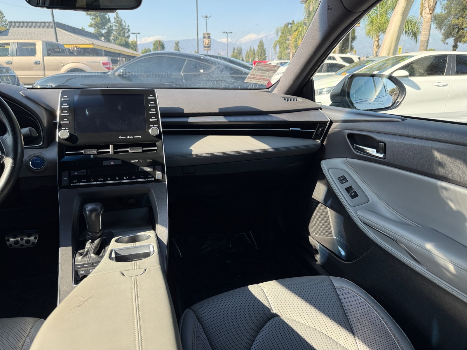 2020 Toyota Avalon Hybrid XSE photo 23