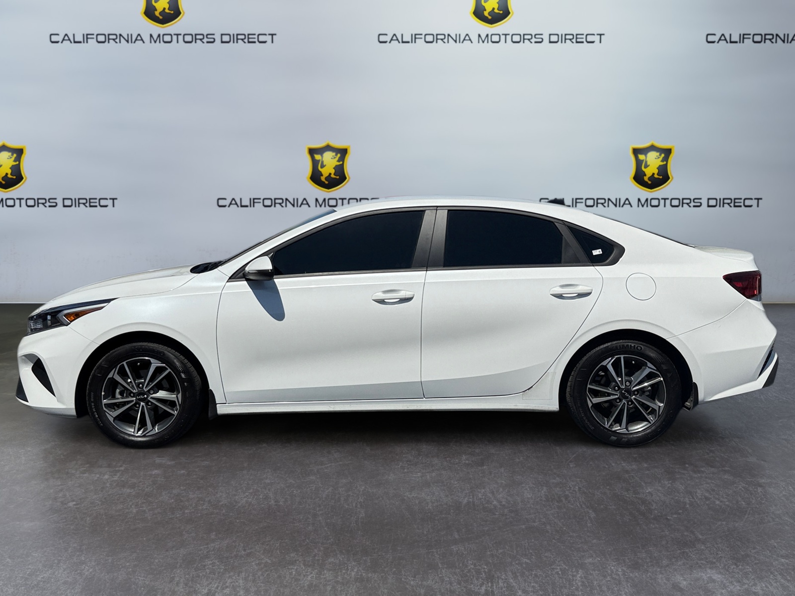 2024 Kia Forte LXS photo 2