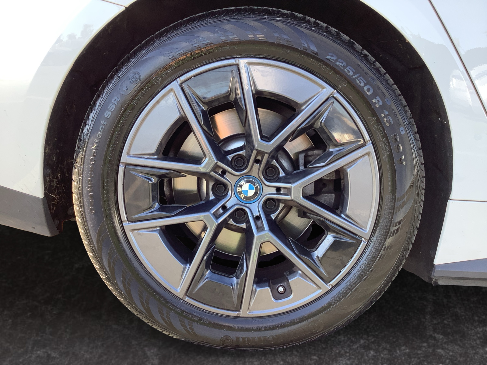 BMW i4 photo 14