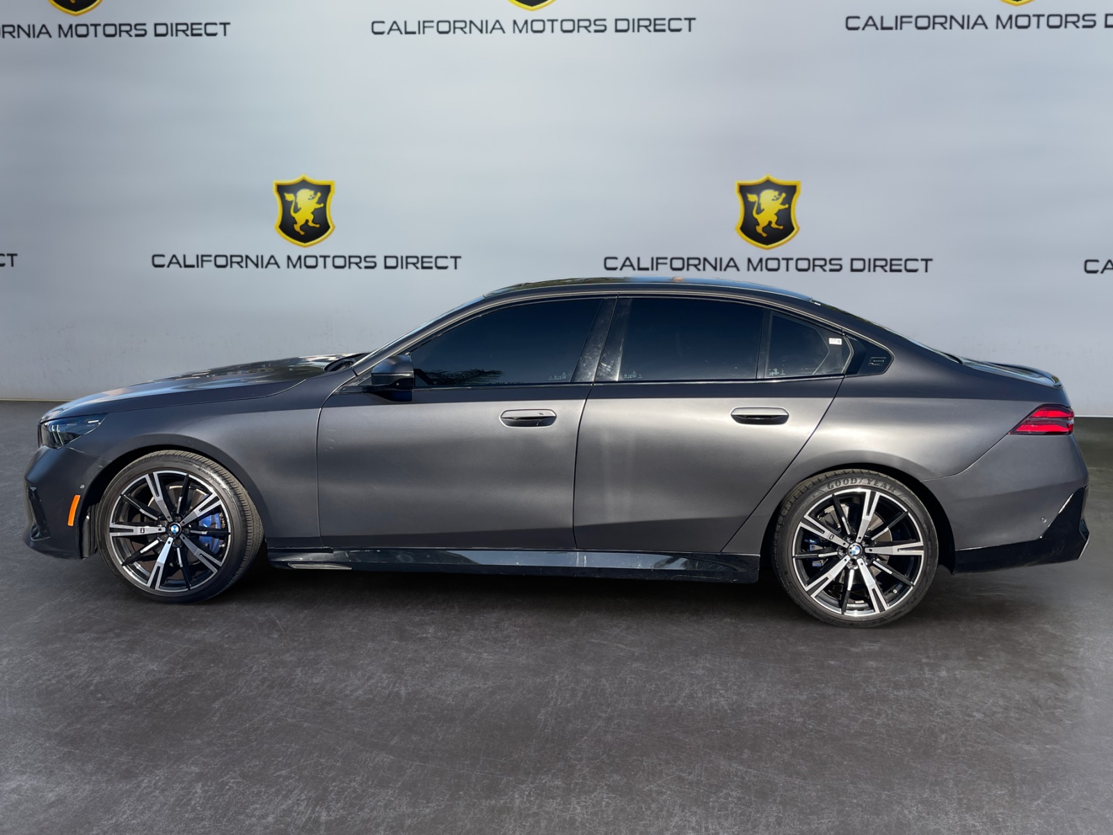 BMW 5 Series photo 2