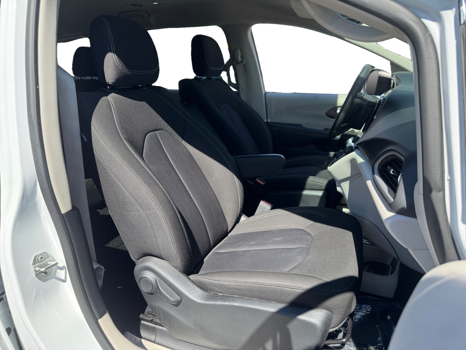 2023 Chrysler Voyager LX - Photo 15