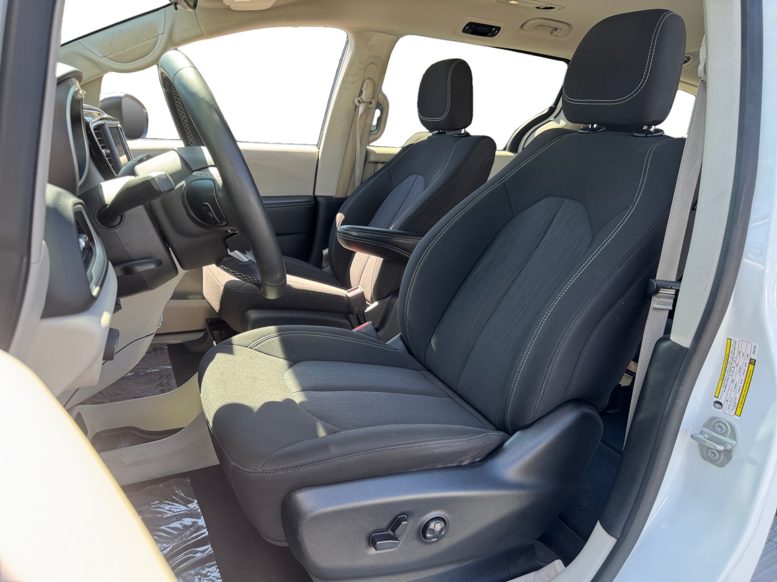 2023 Chrysler Voyager LX - Photo 9