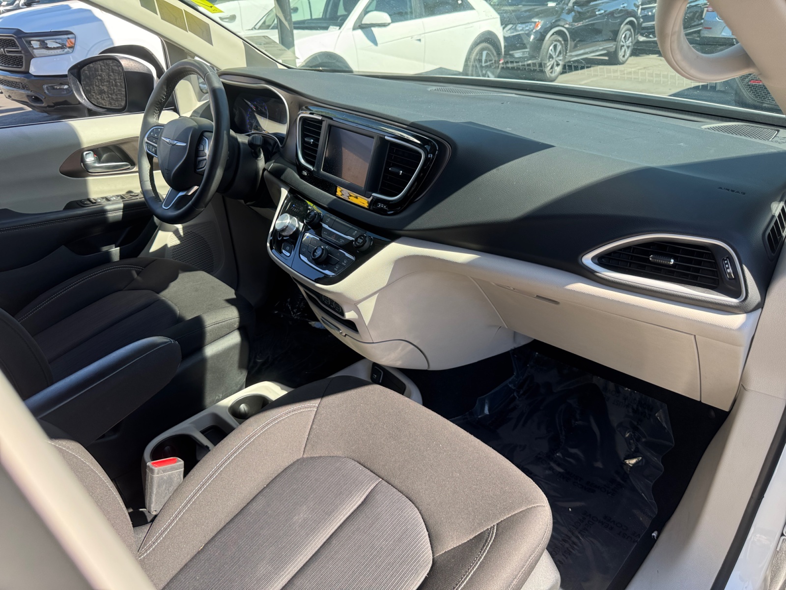 2023 Chrysler Voyager LX - Photo 20