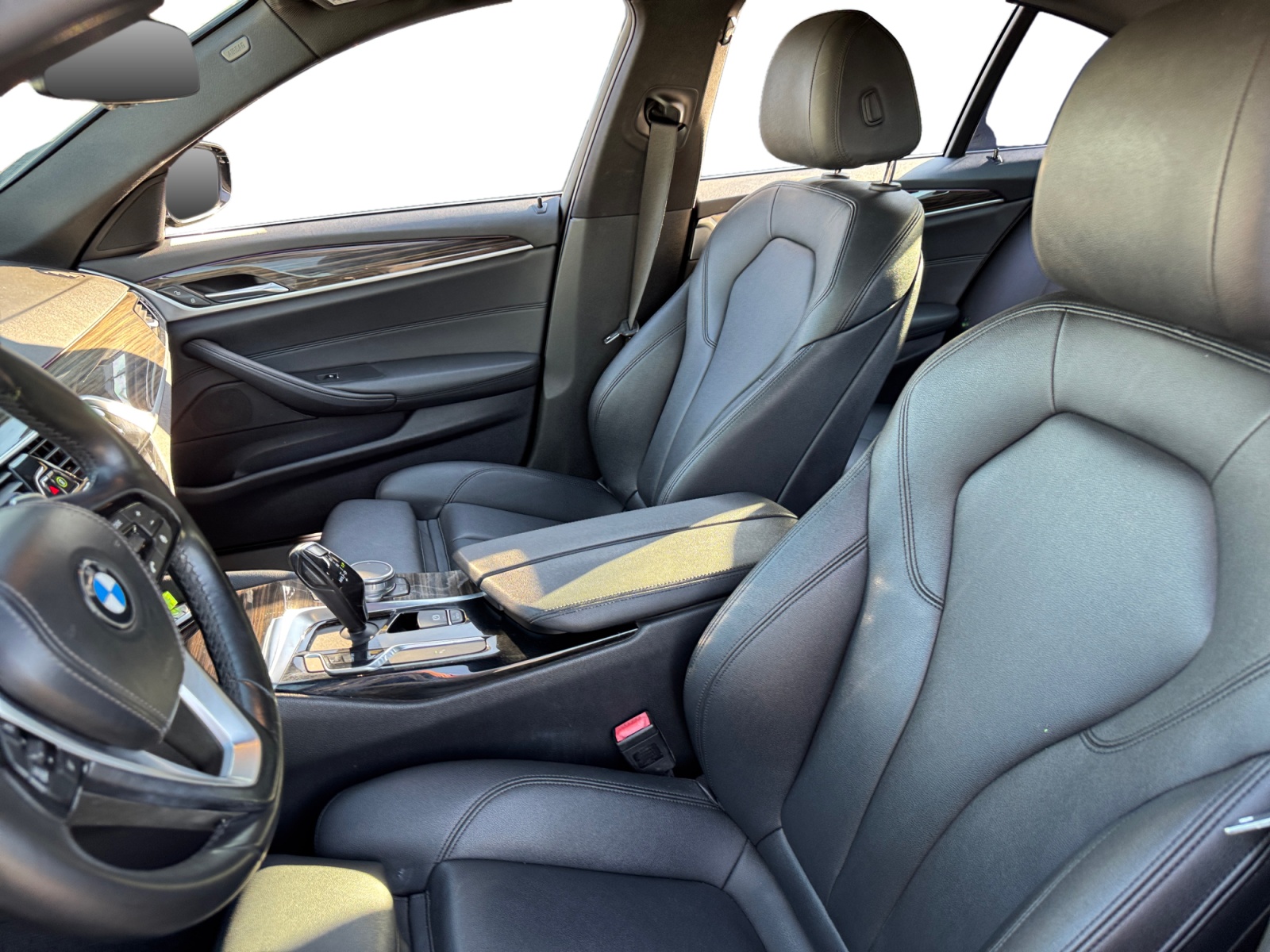 BMW 5 Series photo 9