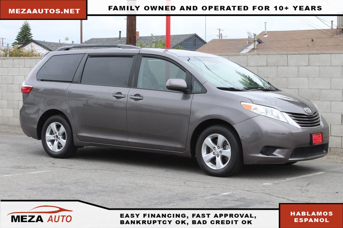 2015 Toyota Sienna LE V6 7-Passenger Access Seat's photo