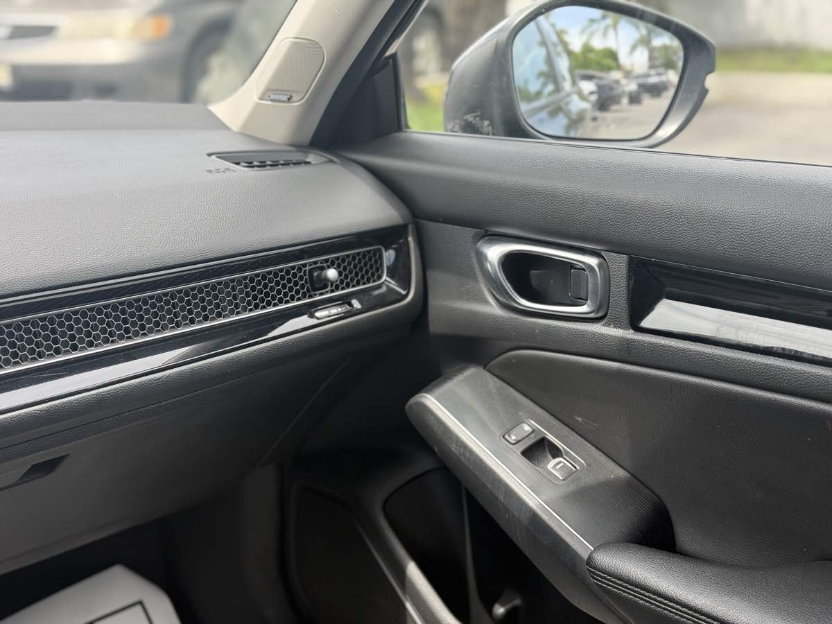 2022 Honda Civic Touring - Photo 19