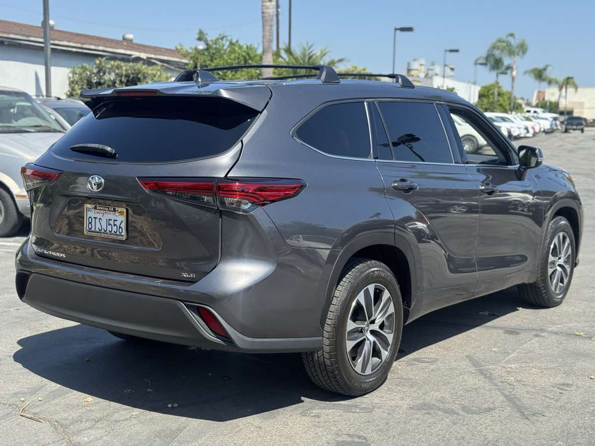 2020 Toyota Highlander XLE - Photo 3