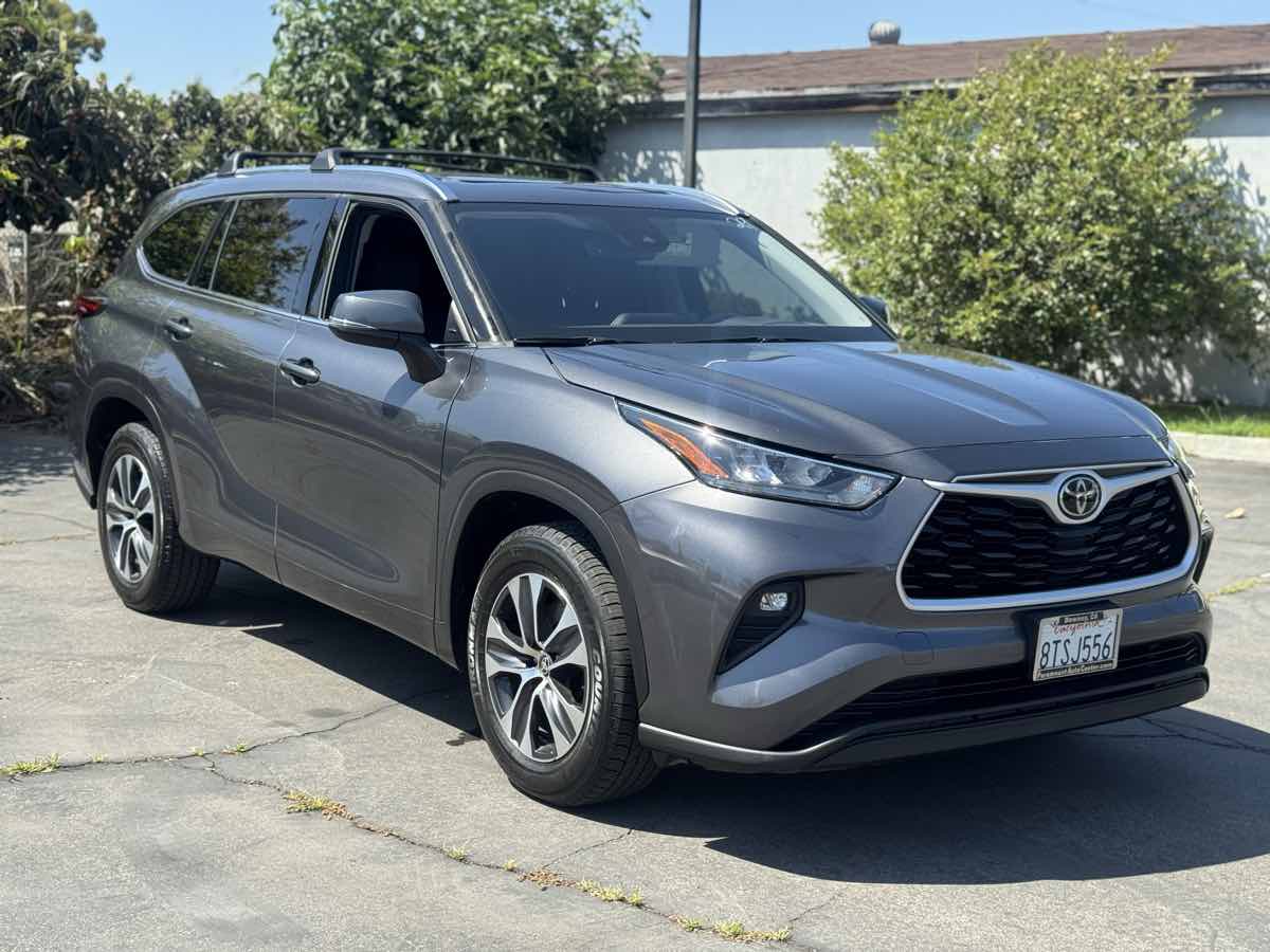 2020 Toyota Highlander XLE - Photo 2