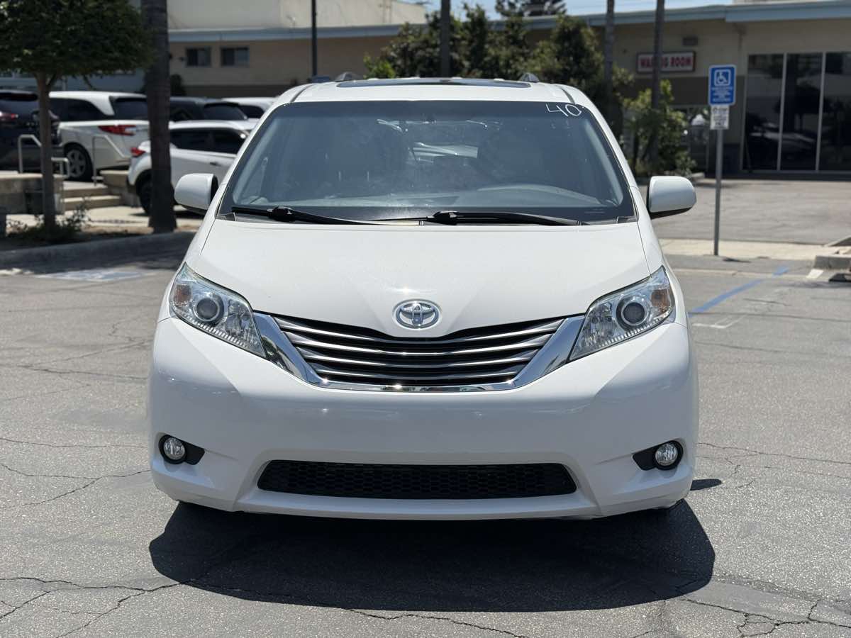 2017 Toyota Sienna XLE Premium - Photo 2