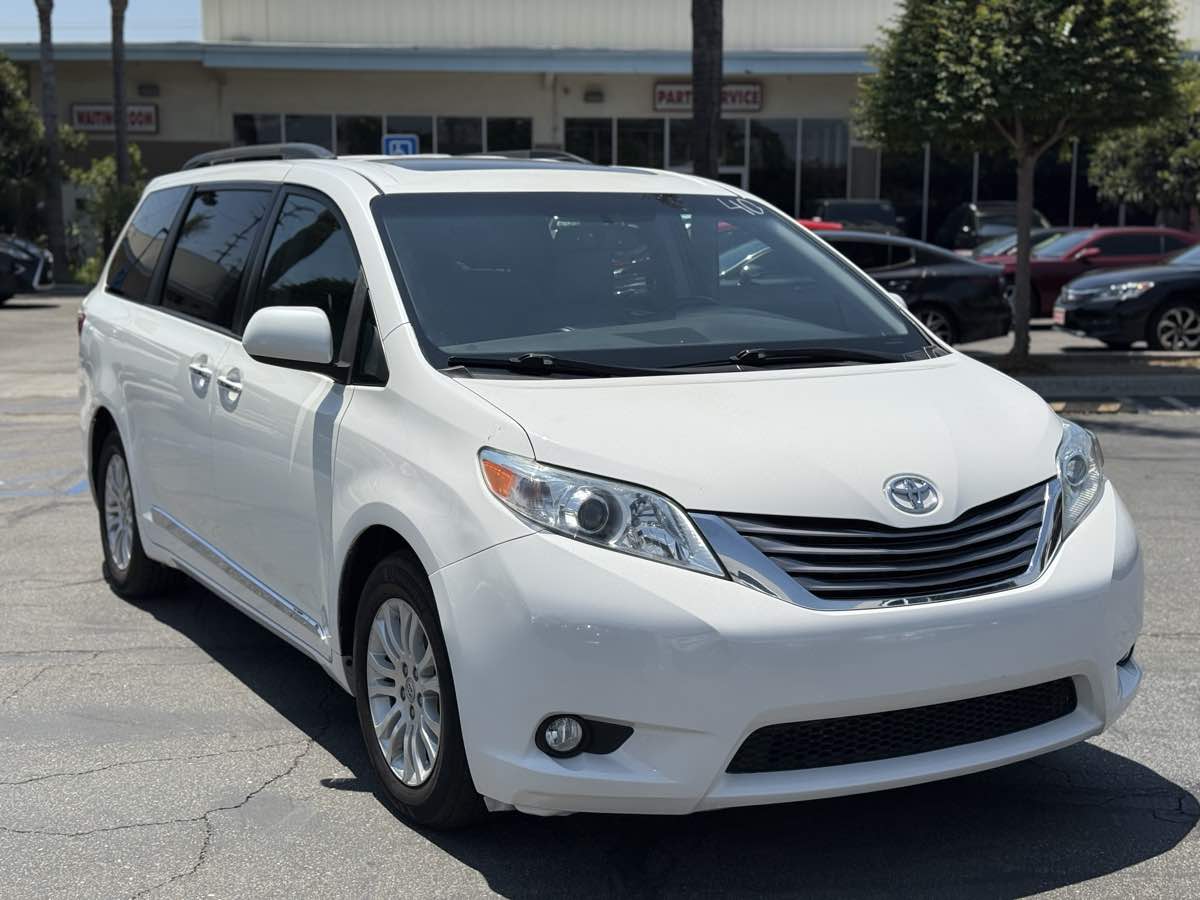 2017 Toyota Sienna XLE Premium - Photo 3