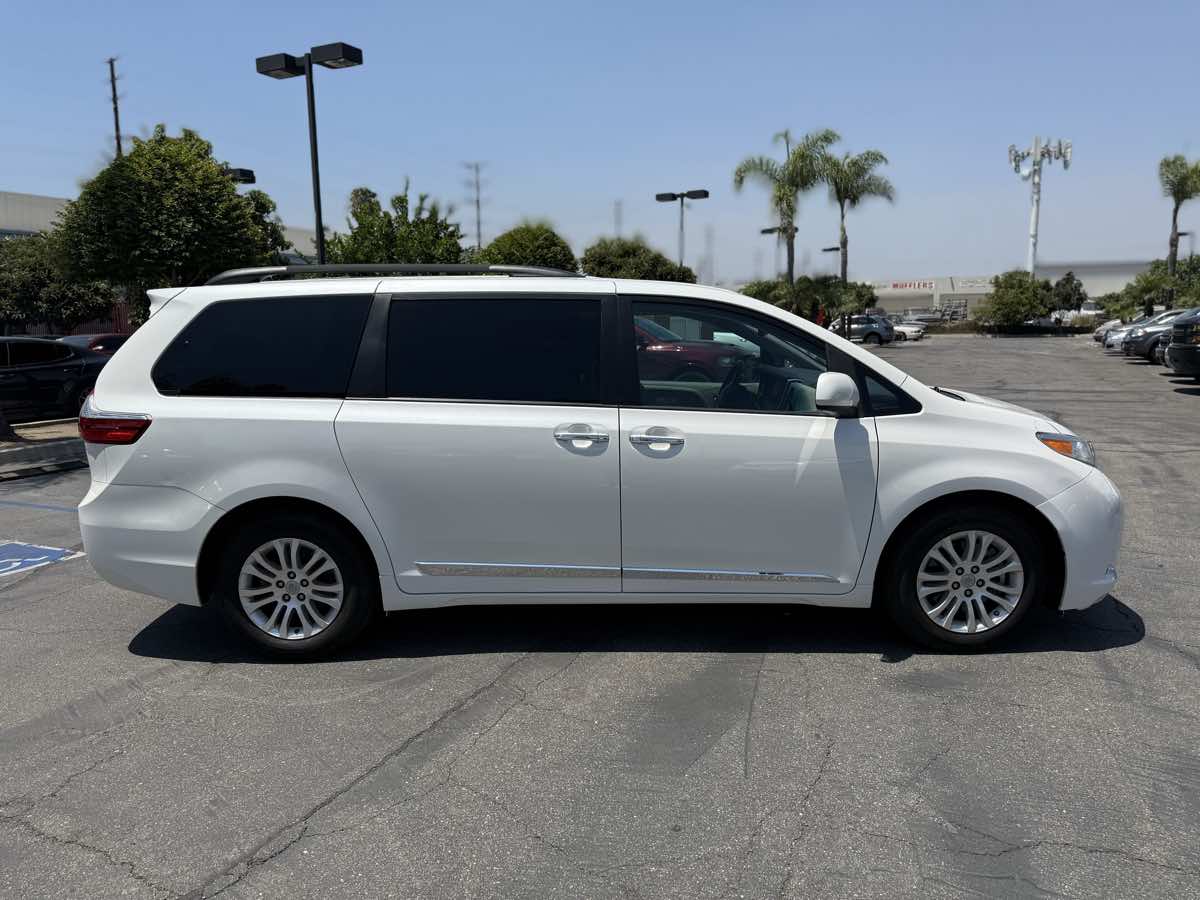 2017 Toyota Sienna XLE Premium - Photo 4