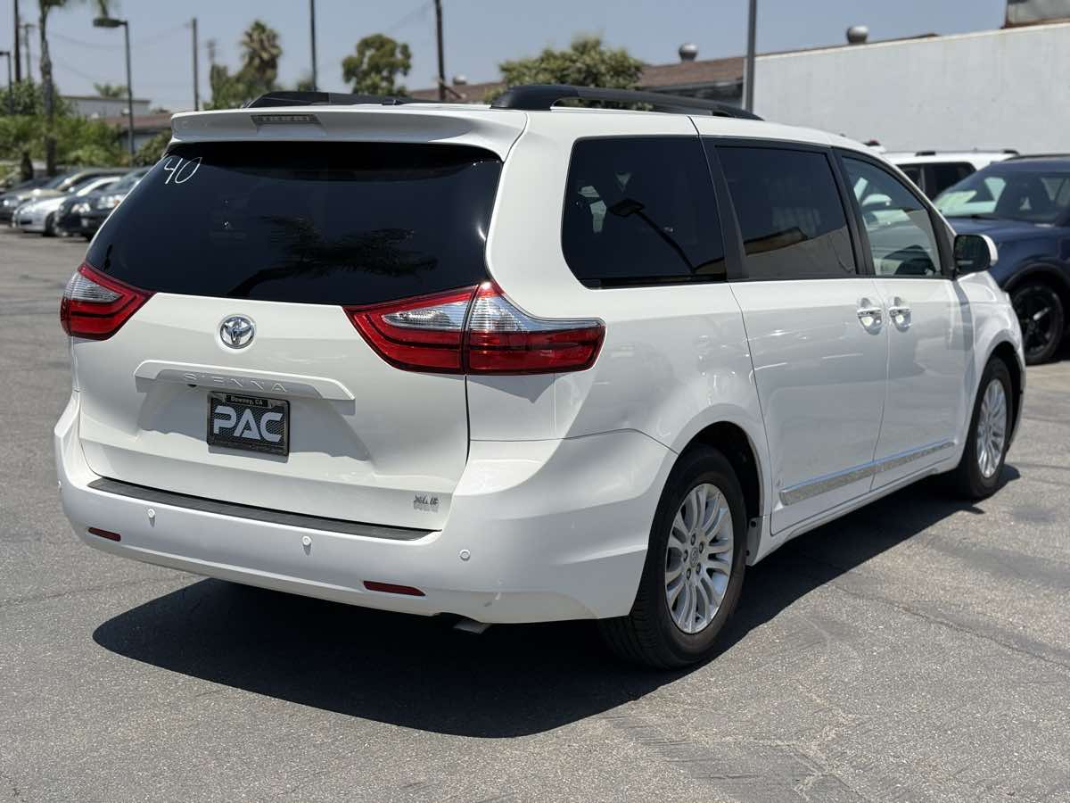 2017 Toyota Sienna XLE Premium - Photo 5