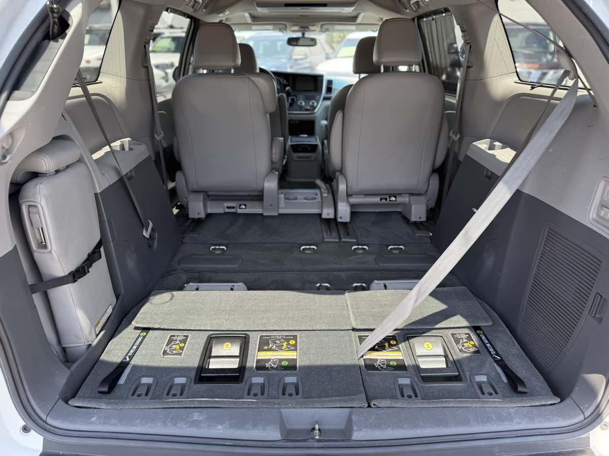 2017 Toyota Sienna XLE Premium - Photo 9