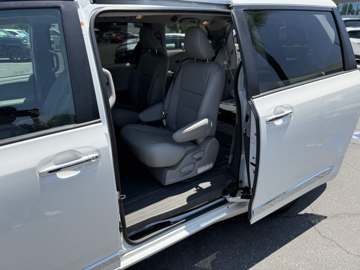 2017 Toyota Sienna XLE Premium - Photo 11