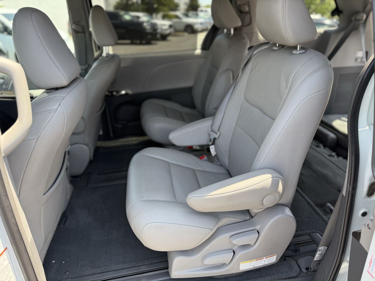 2017 Toyota Sienna XLE Premium - Photo 12