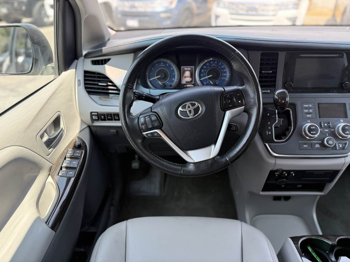 2017 Toyota Sienna XLE Premium - Photo 19