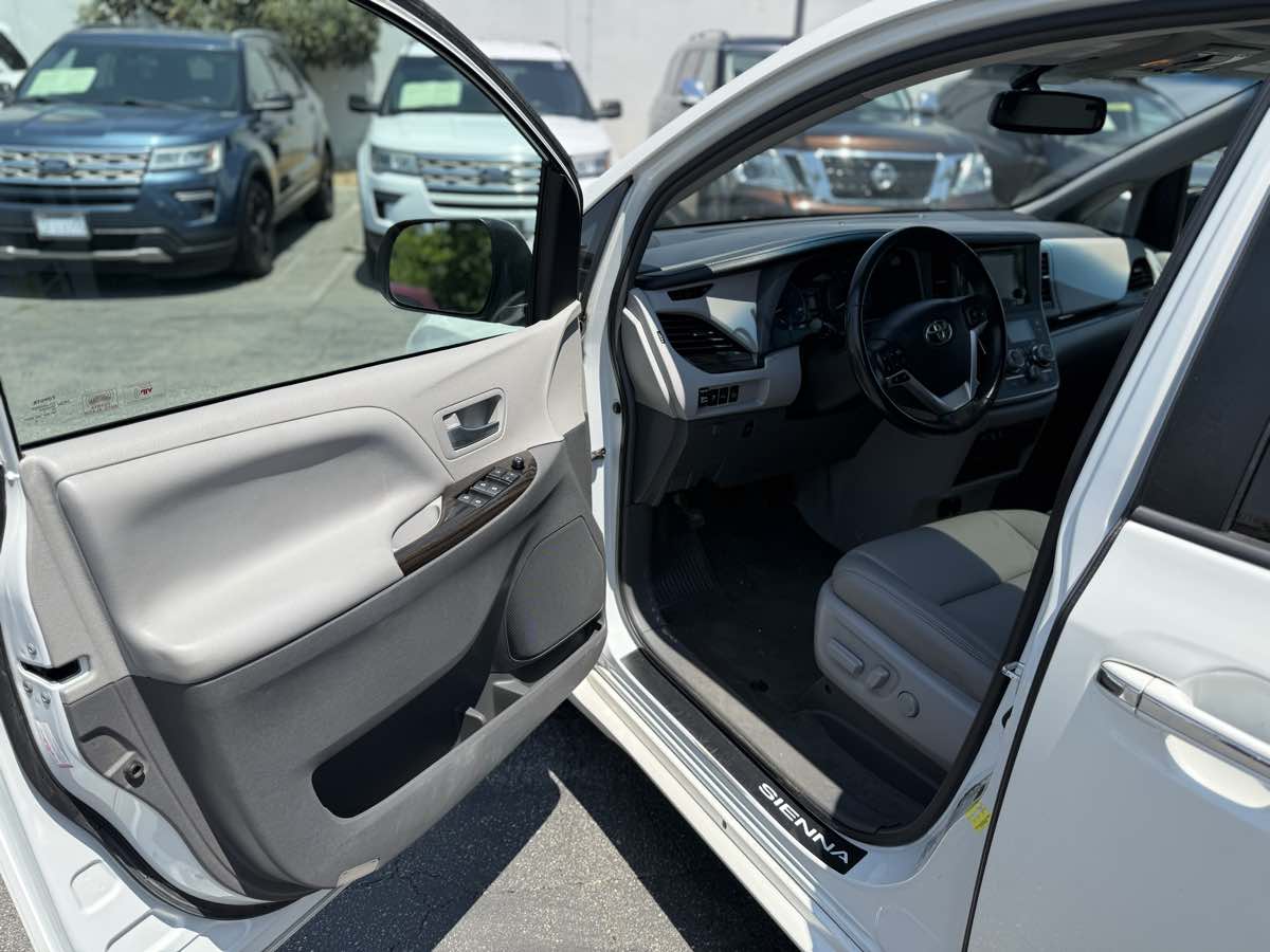 2017 Toyota Sienna XLE Premium - Photo 25